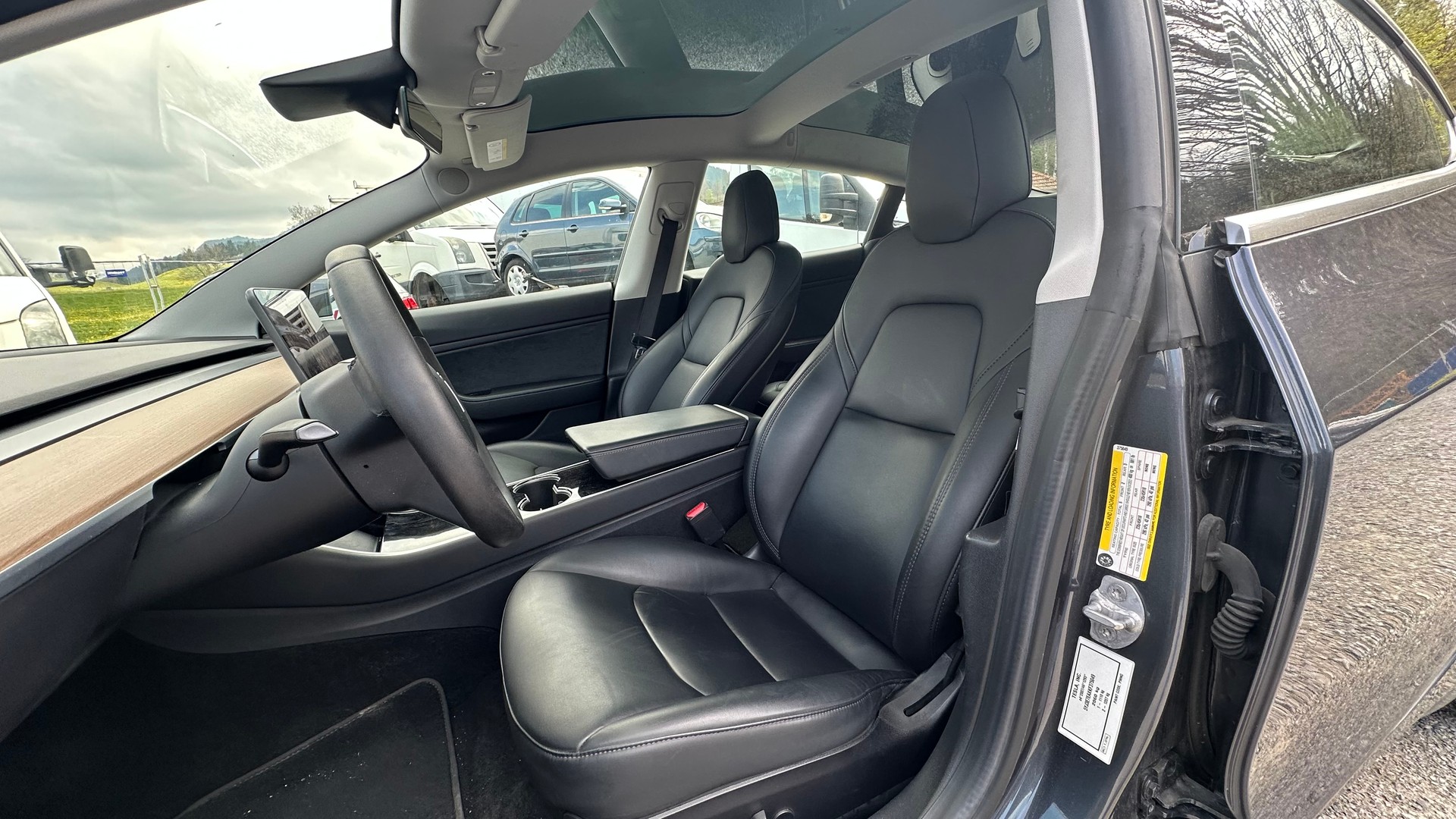 TESLA Model 3-image-11