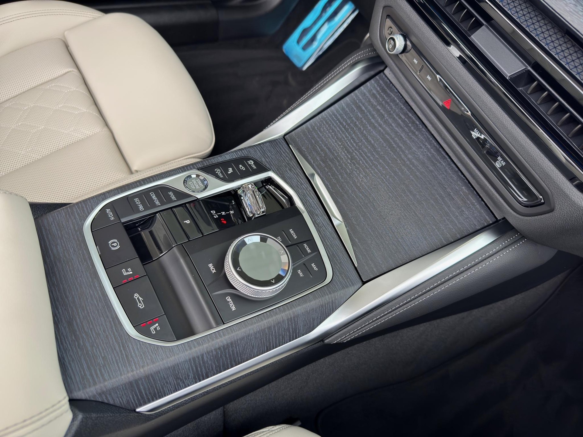 BMW M440i xDrive Cabrio-image-14