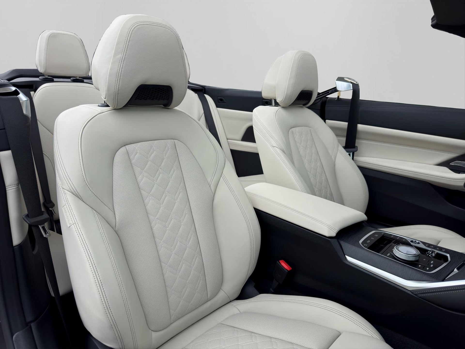 BMW M440i xDrive Cabrio-image-17