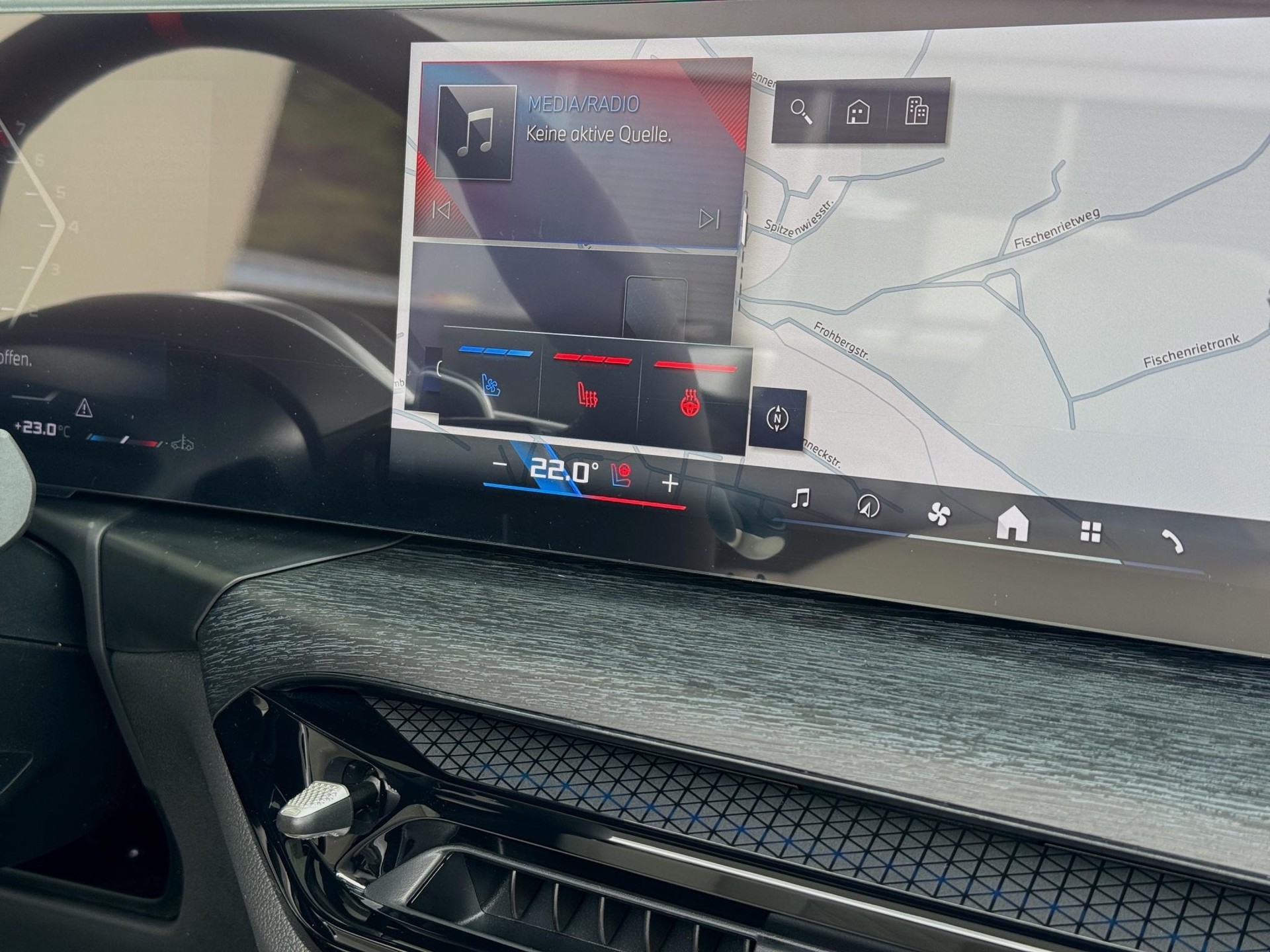 BMW M440i xDrive Cabrio-image-15