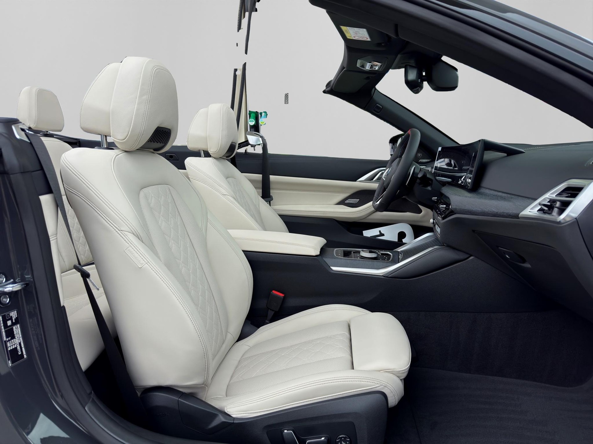 BMW M440i xDrive Cabrio-image-16