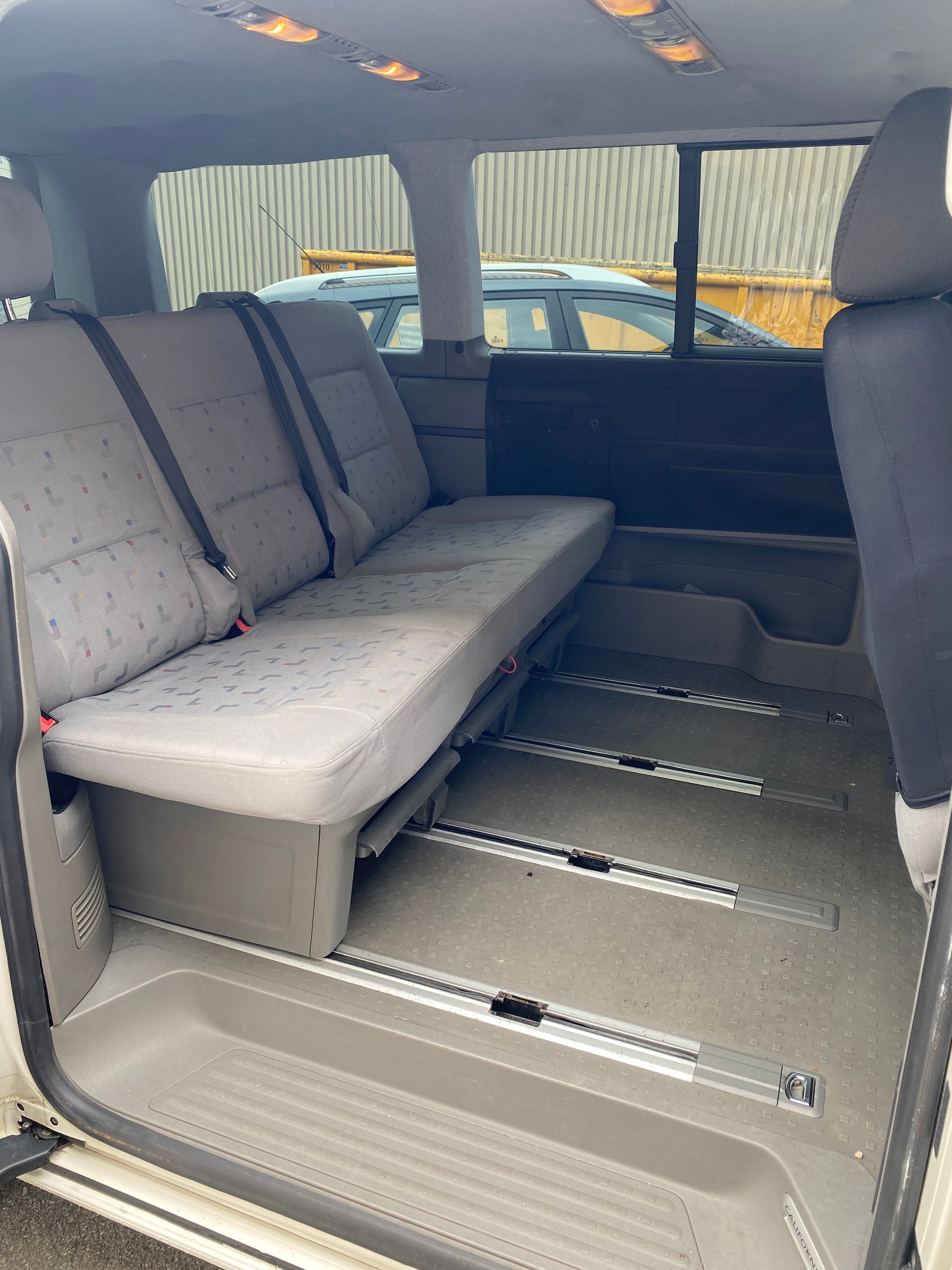 VW T5 Multivan Comfortline 2.5 TDI-image-12