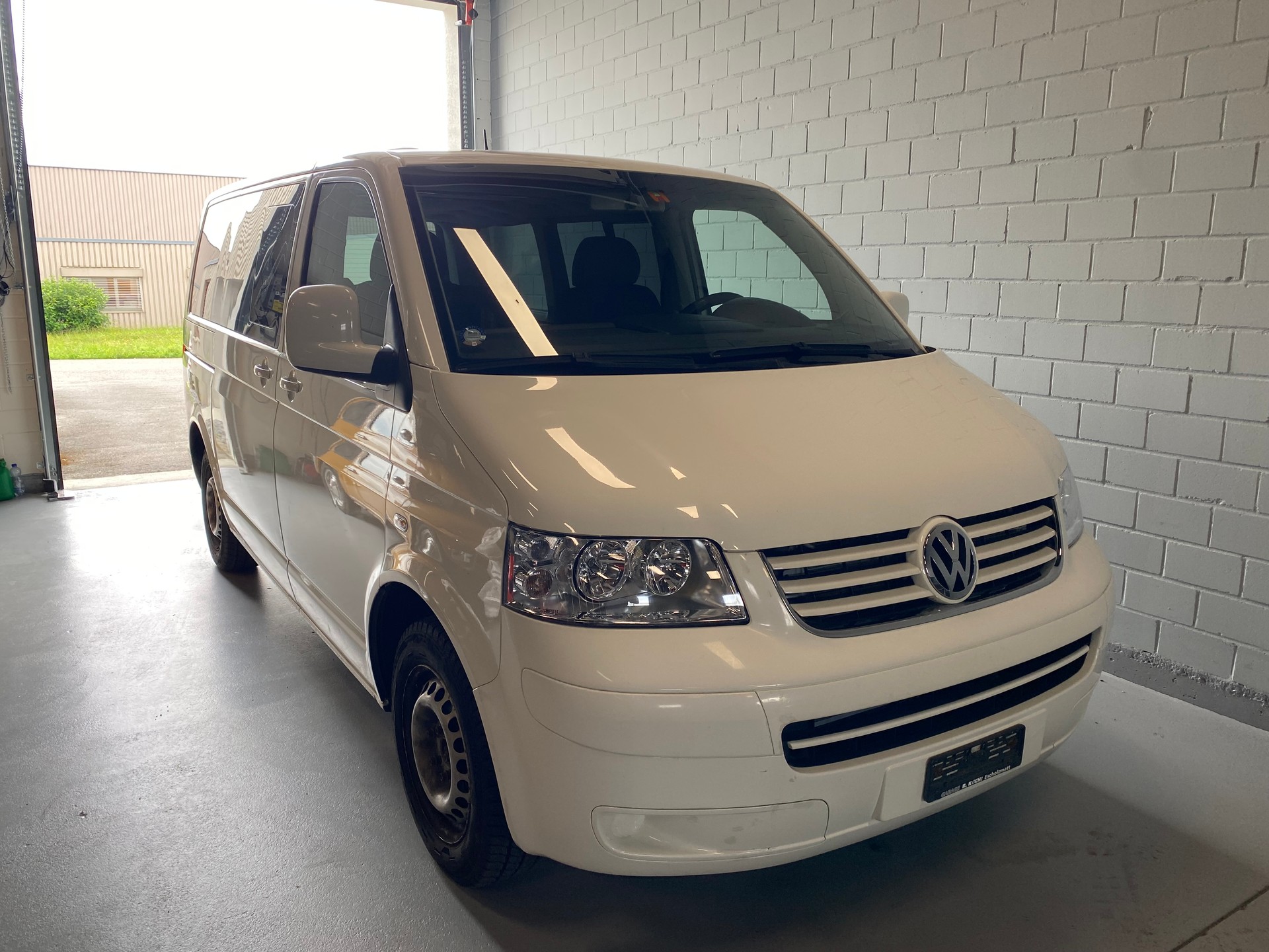 VW T5 Multivan Comfortline 2.5 TDI-image-1