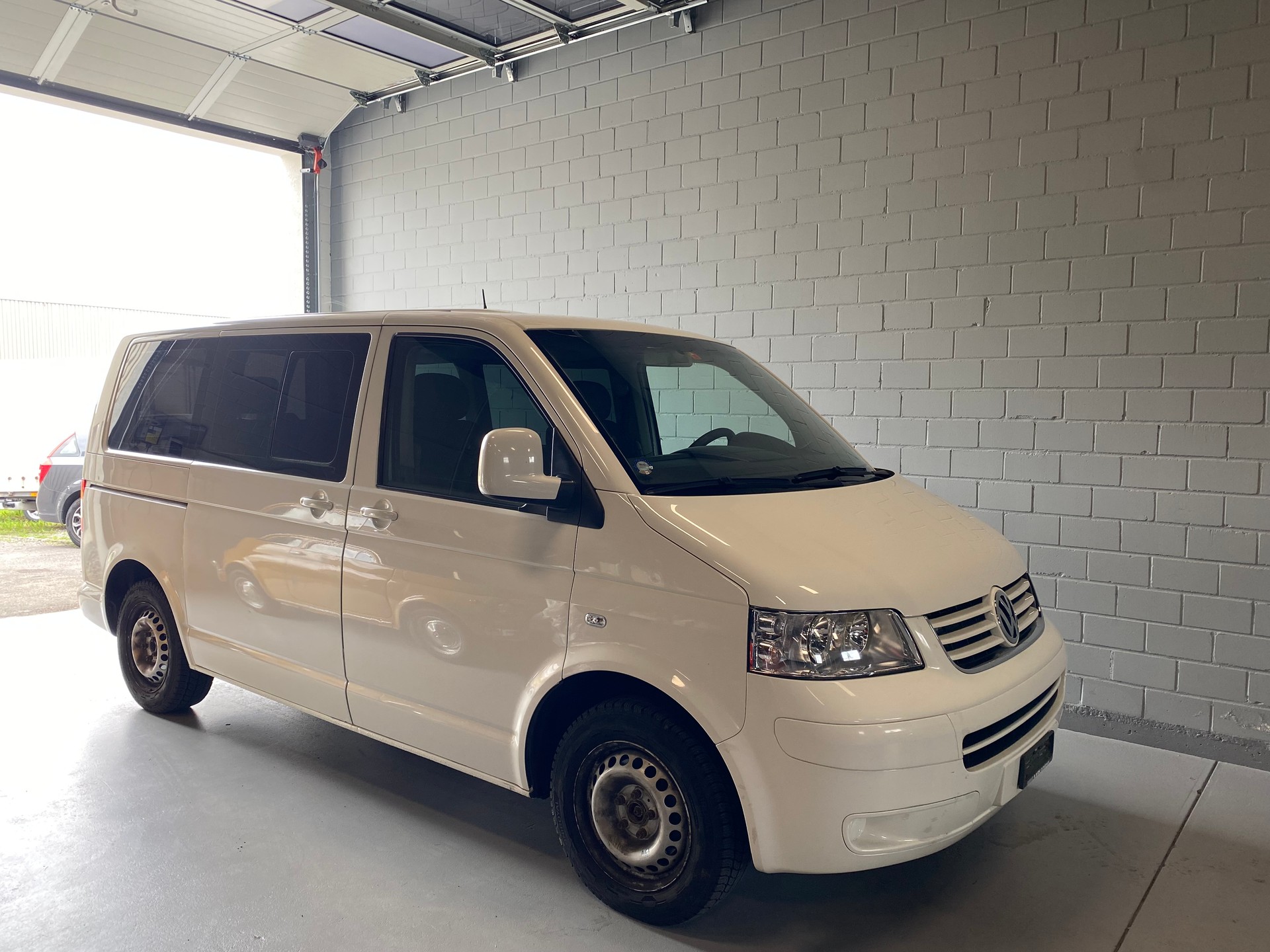 VW T5 Multivan Comfortline 2.5 TDI-image-0
