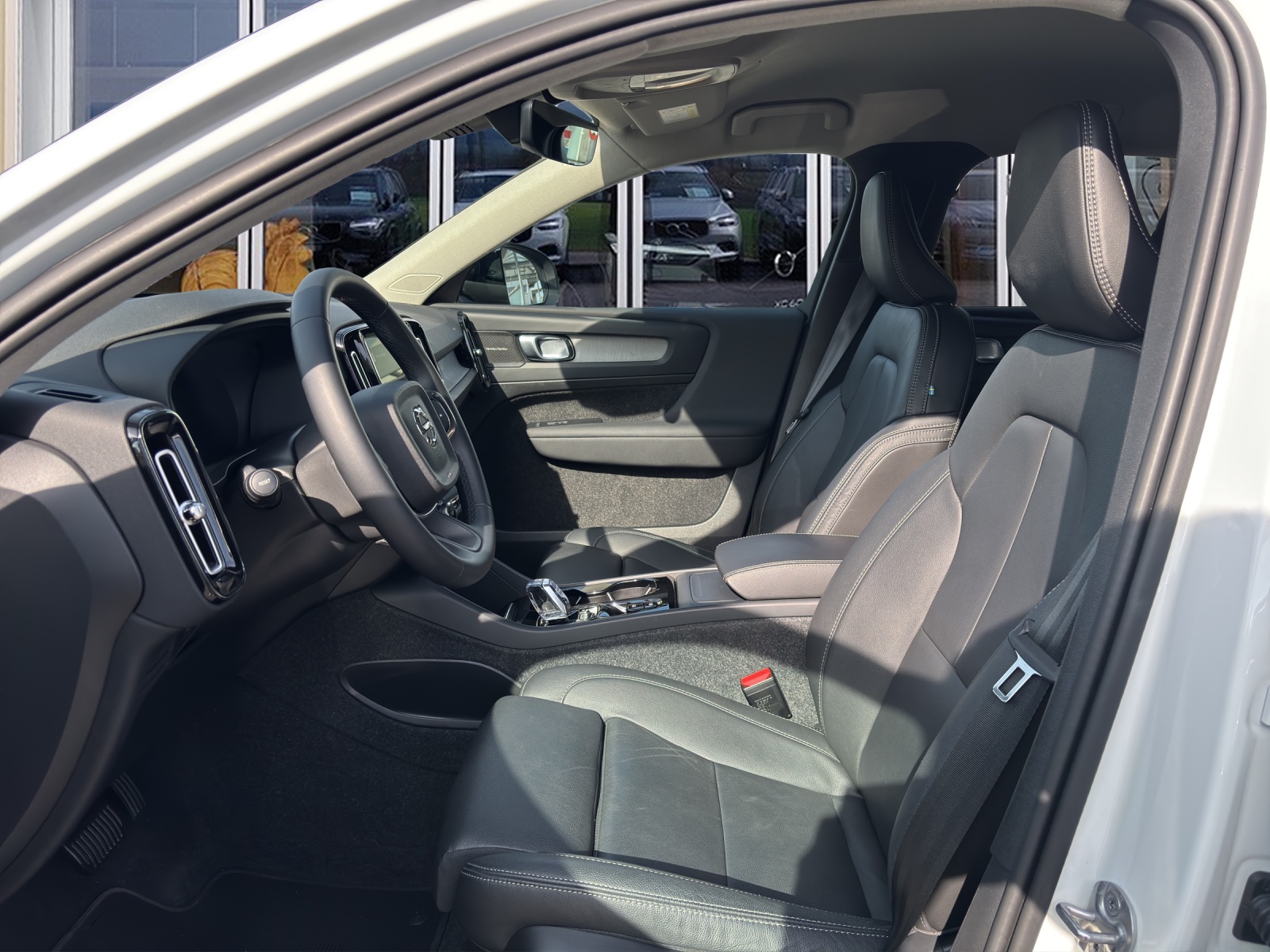 VOLVO XC40 2.0 B4 MH Plus Dark-image-8