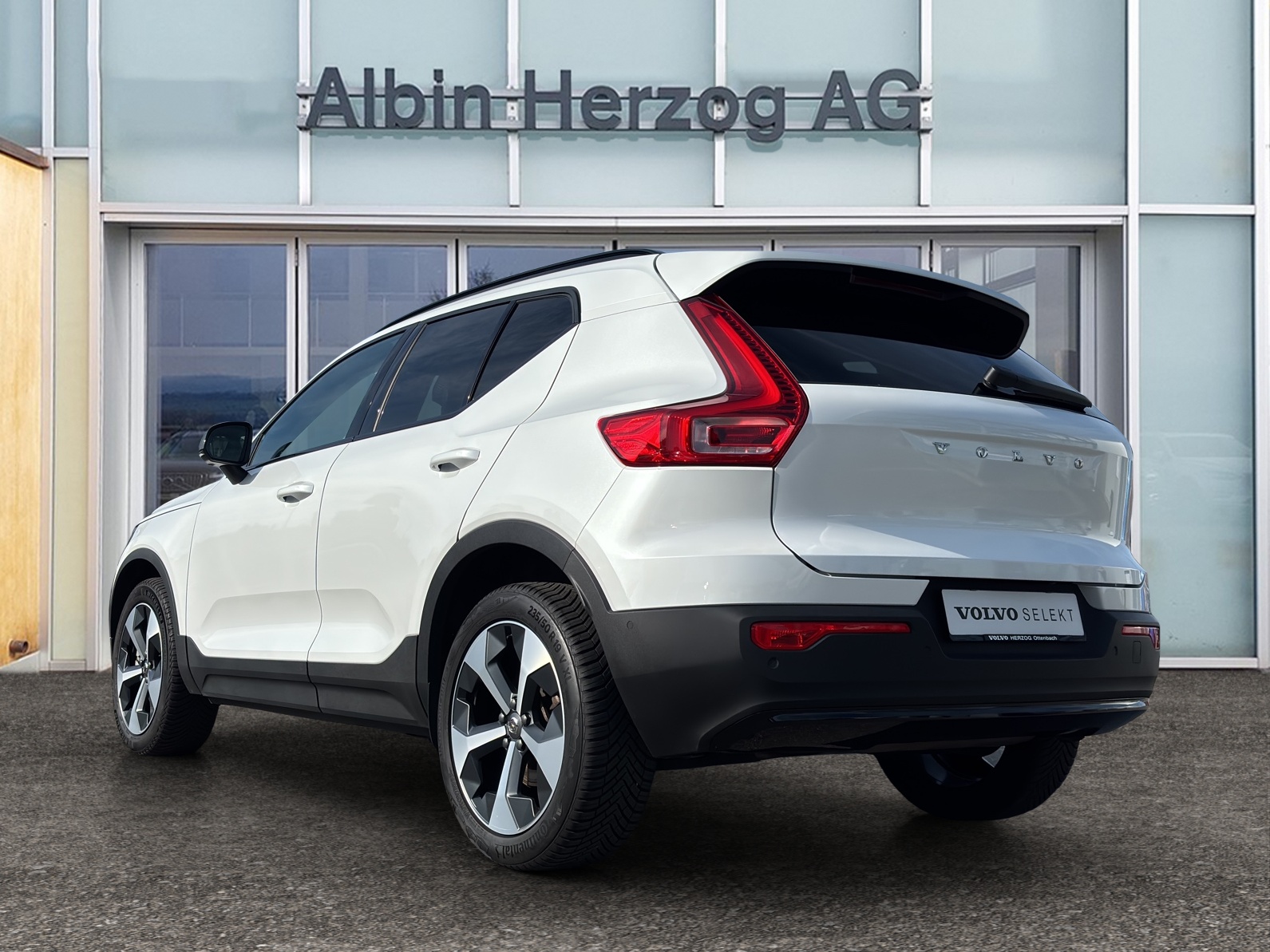 VOLVO XC40 2.0 B4 MH Plus Dark-image-2