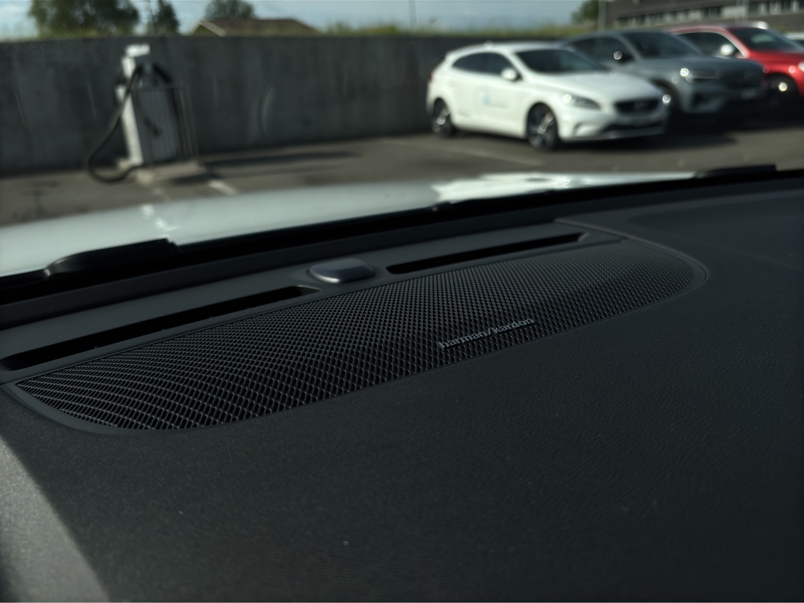 VOLVO XC40 2.0 B4 MH Plus Dark-image-16