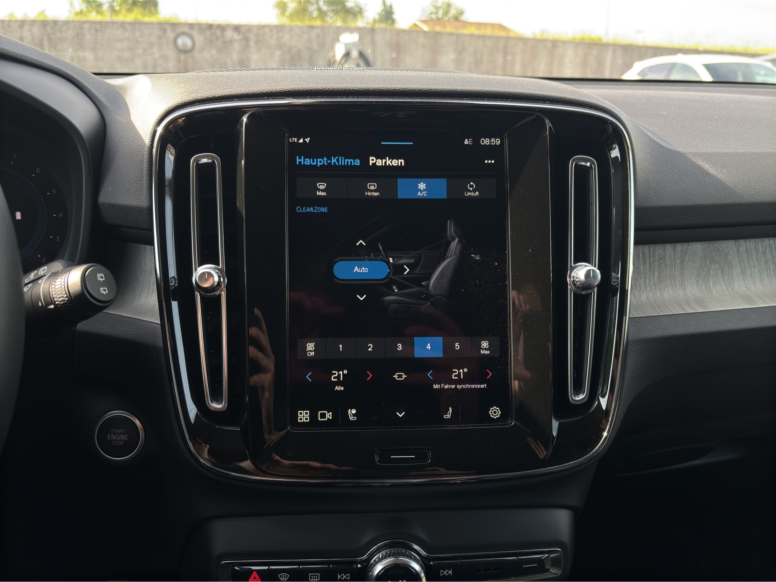 VOLVO XC40 2.0 B4 MH Plus Dark-image-17