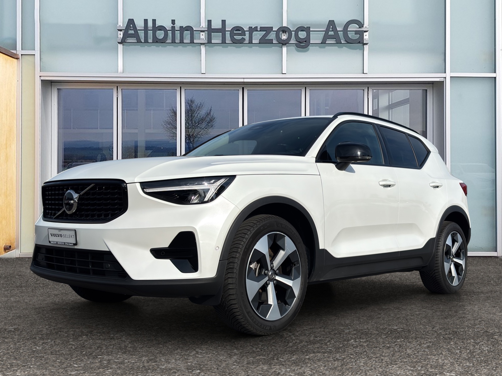 VOLVO XC40 2.0 B4 MH Plus Dark-image-0