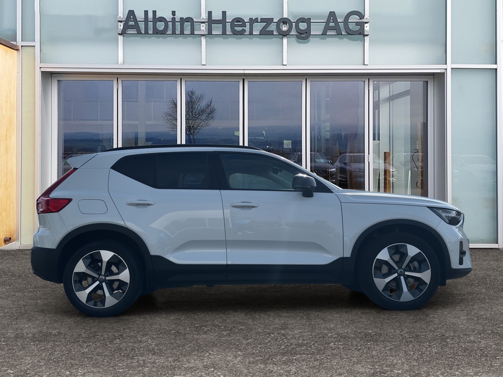 VOLVO XC40 2.0 B4 MH Plus Dark-image-4