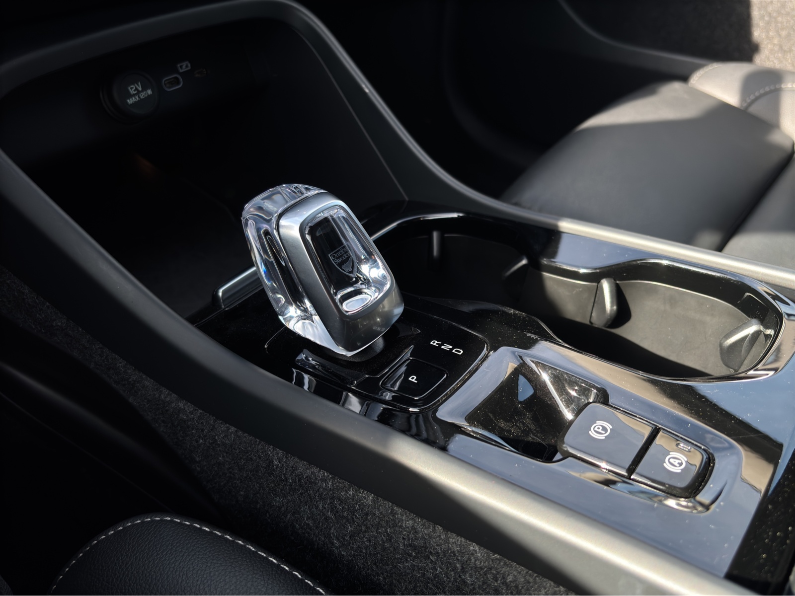 VOLVO XC40 2.0 B4 MH Plus Dark-image-14