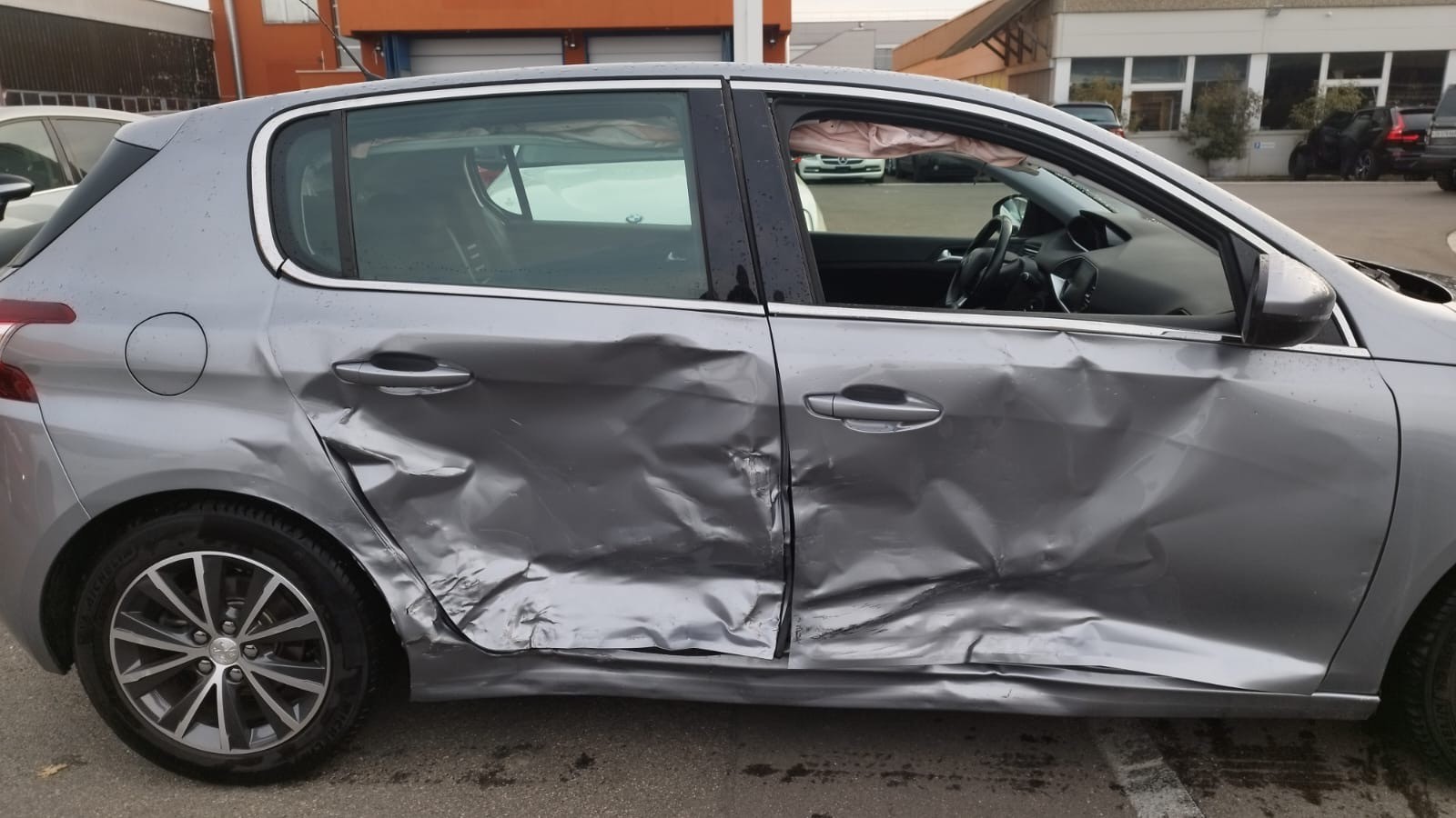 PEUGEOT 308 1.2 THP Allure Automatic-image-12