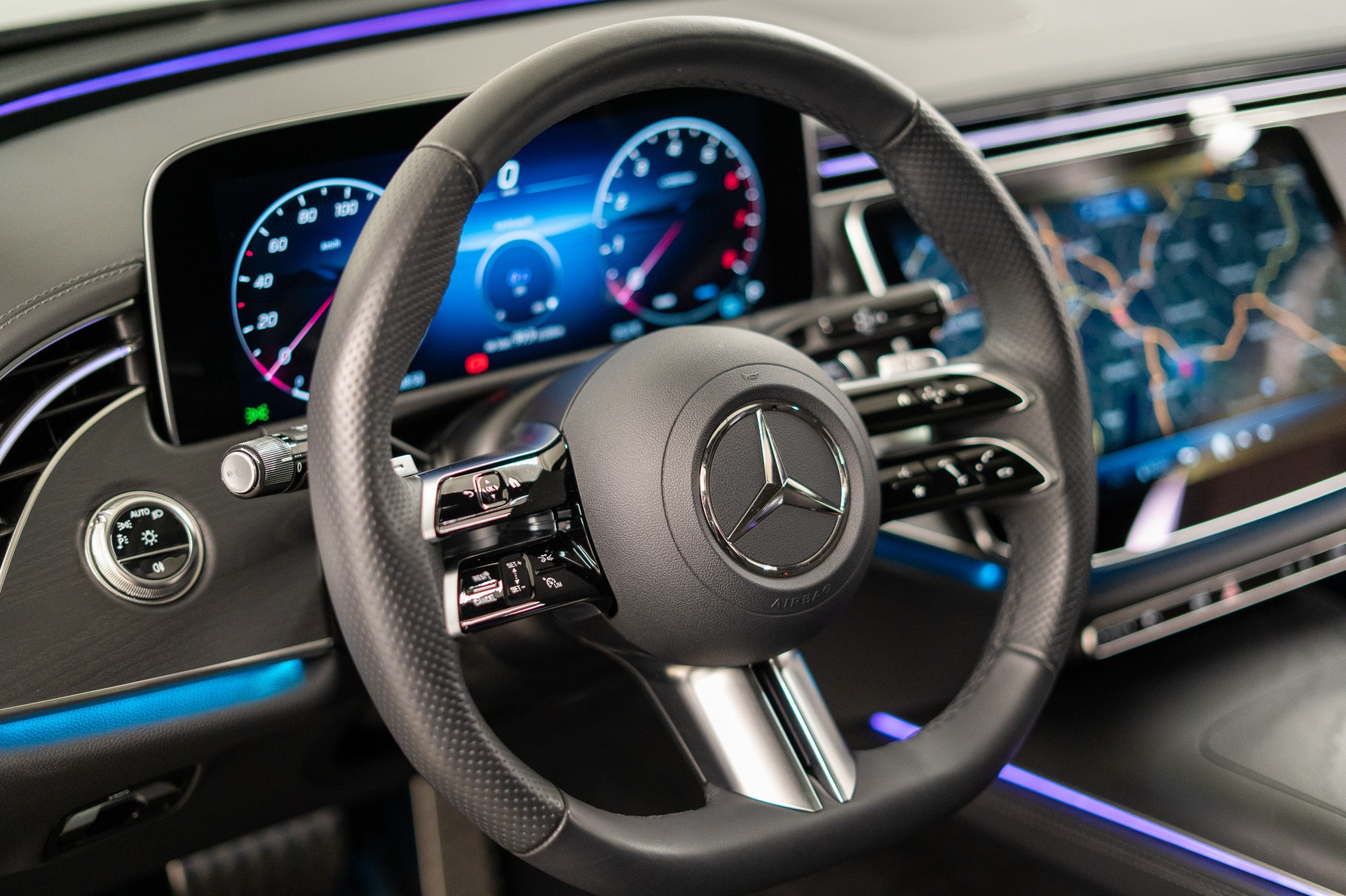 MERCEDES-BENZ E 450 AMG Line 4matic / Panorama-Schiebedach / 360° Kamera / Memory Sitze-image-11