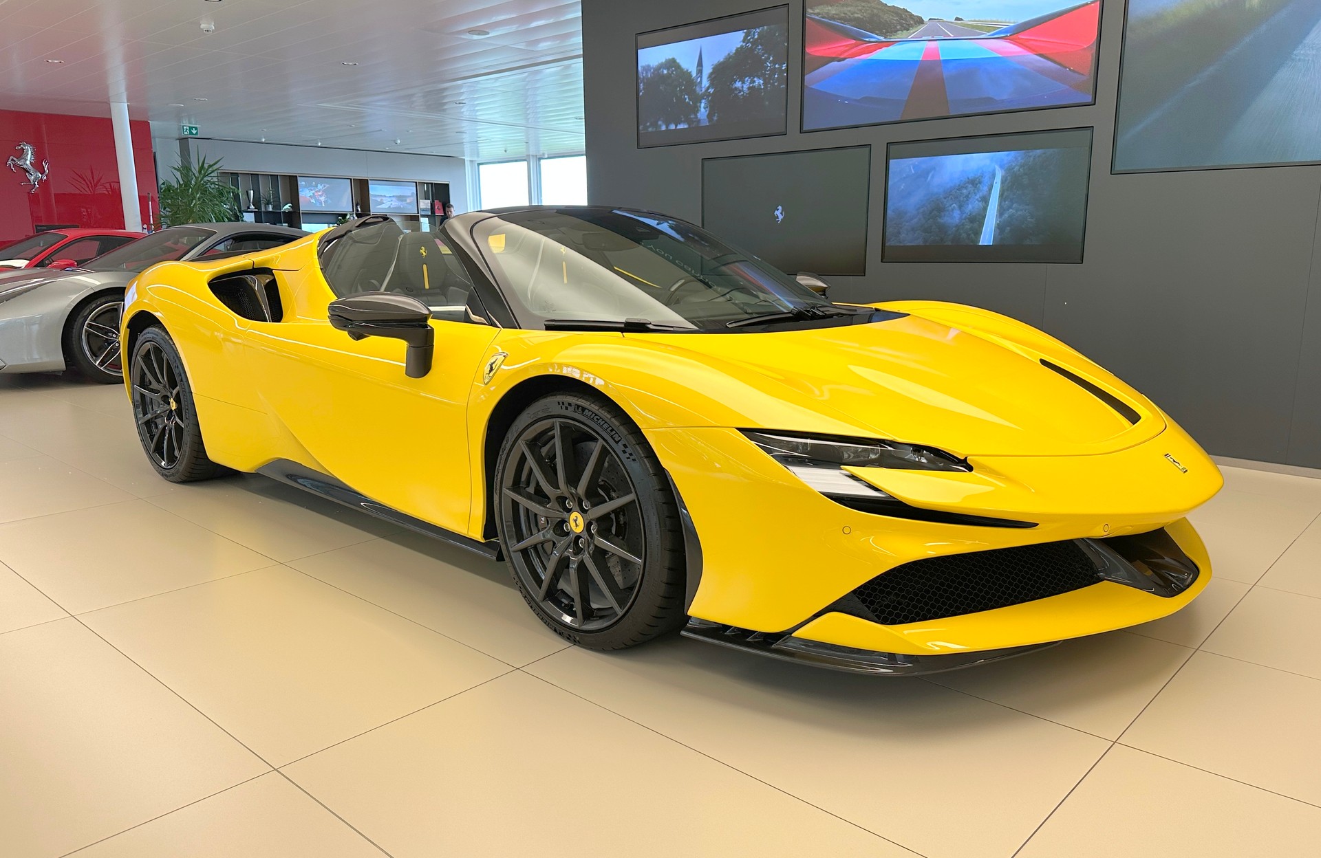 FERRARI SF90 Spider-image-2