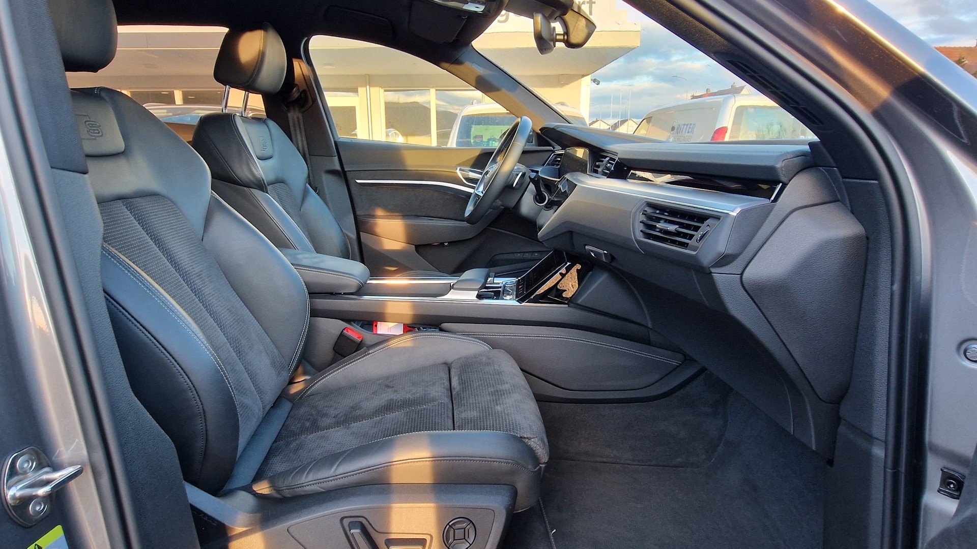 AUDI e-tron 50 Sportback quattro-image-10