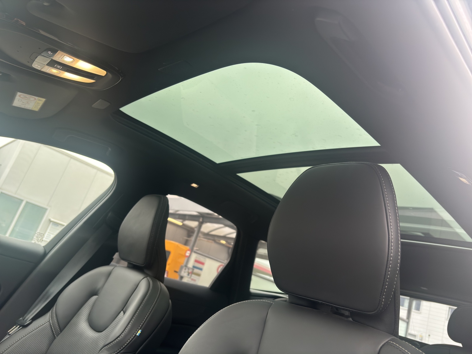 VOLVO XC60 2.0 B6 MH R-Design AWD-image-14