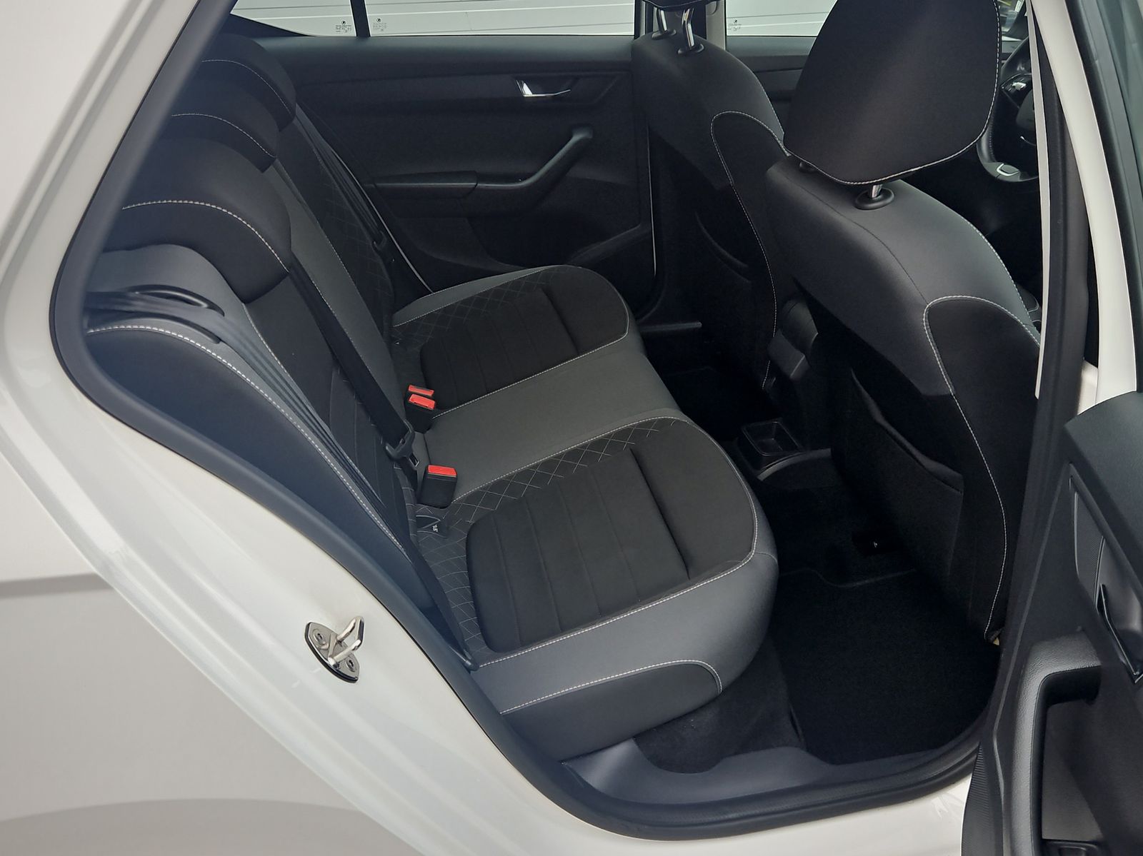 SKODA Fabia 1.0 TSI Ambition DSG-image-12