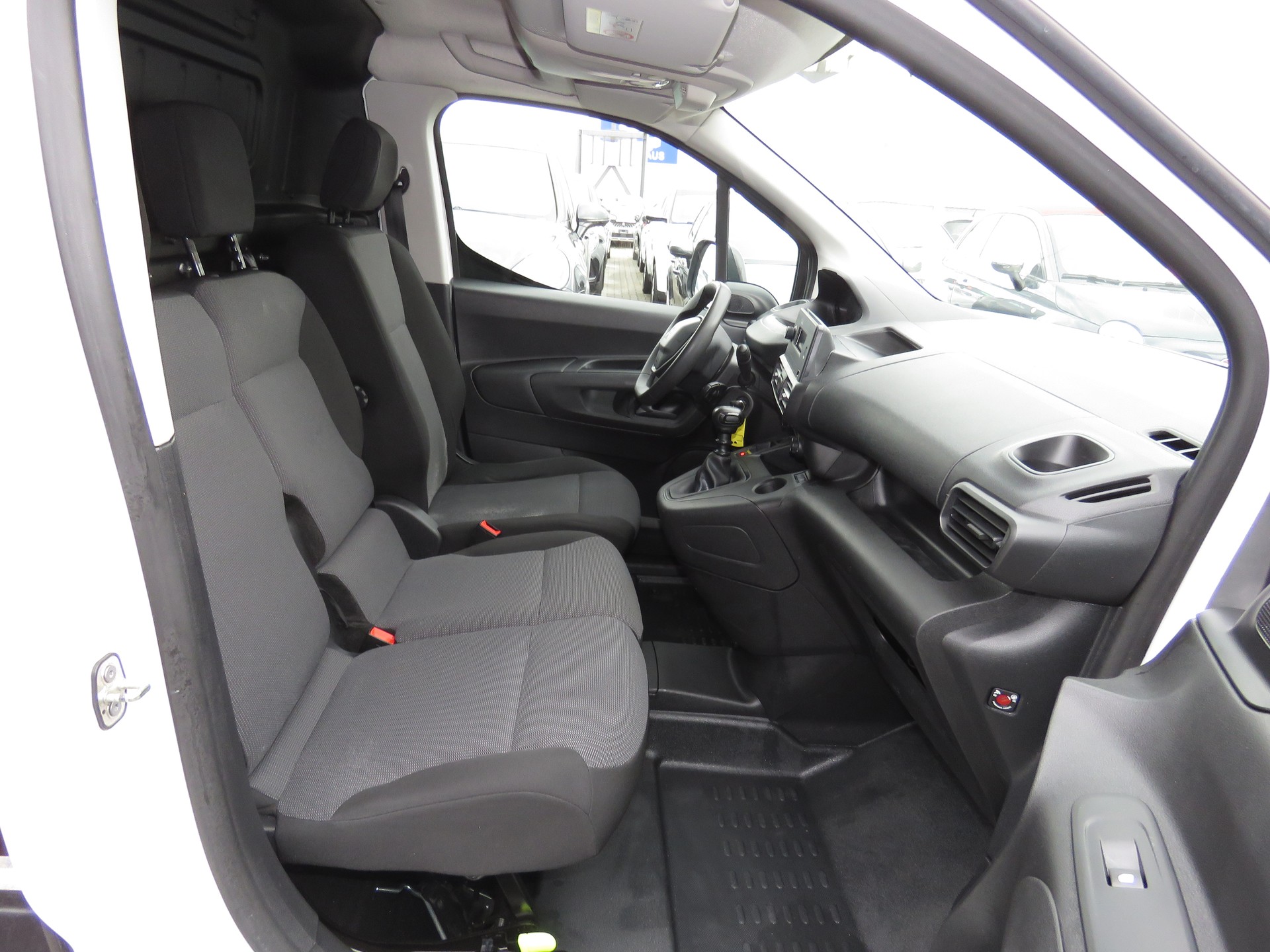 PEUGEOT Partner 1.2 Pure Tech s/s Pro vertiefte Kabine 3-Plätzer (NL 550 kg)-image-9