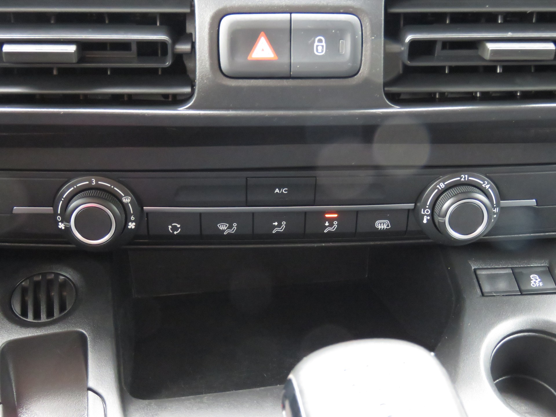 PEUGEOT Partner 1.2 Pure Tech s/s Pro vertiefte Kabine 3-Plätzer (NL 550 kg)-image-16