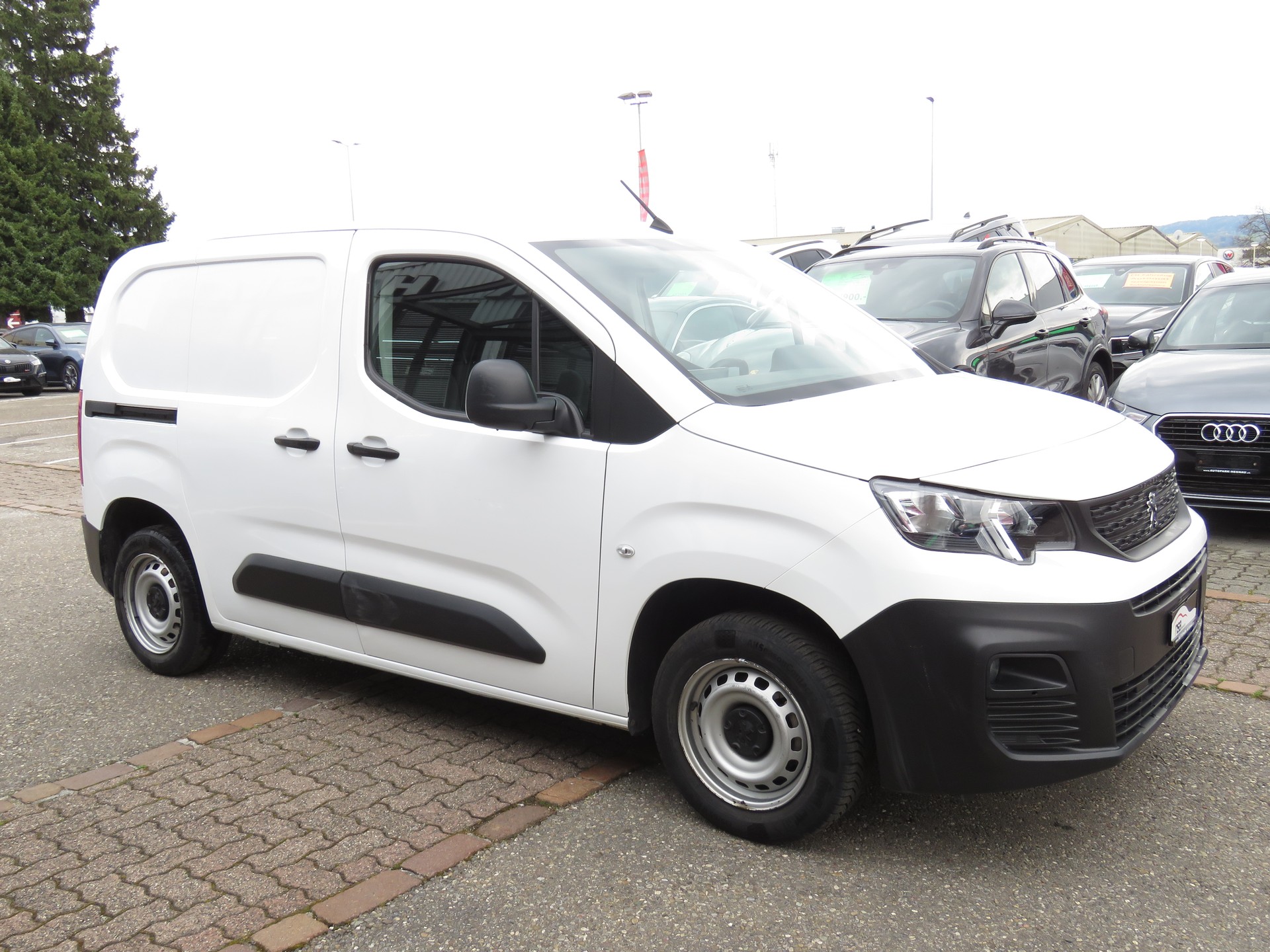 PEUGEOT Partner 1.2 Pure Tech s/s Pro vertiefte Kabine 3-Plätzer (NL 550 kg)-showroom-element-2