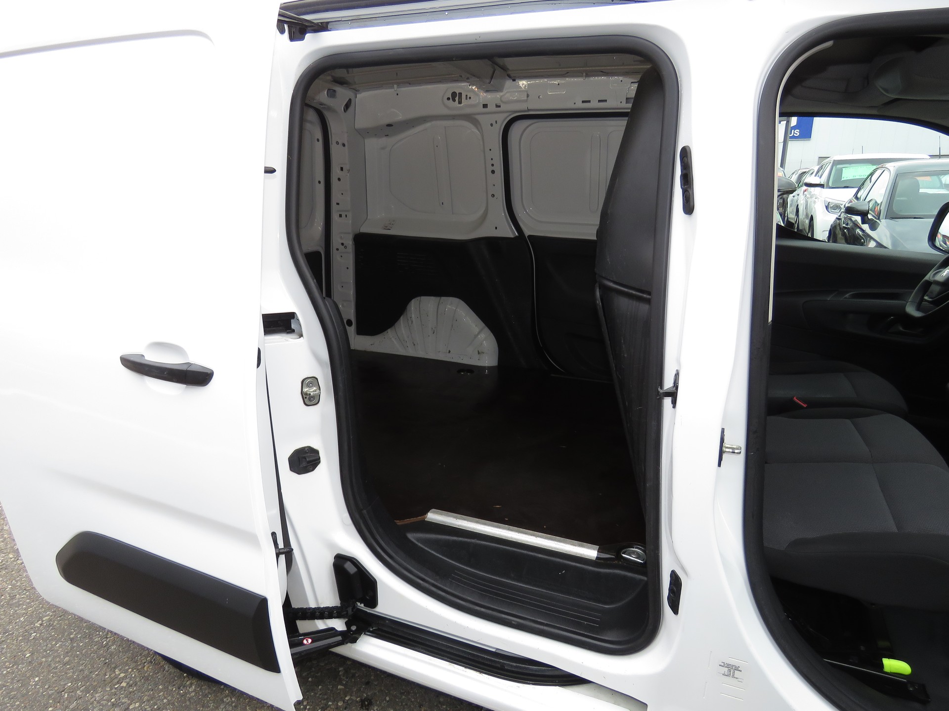 PEUGEOT Partner 1.2 Pure Tech s/s Pro vertiefte Kabine 3-Plätzer (NL 550 kg)-image-10