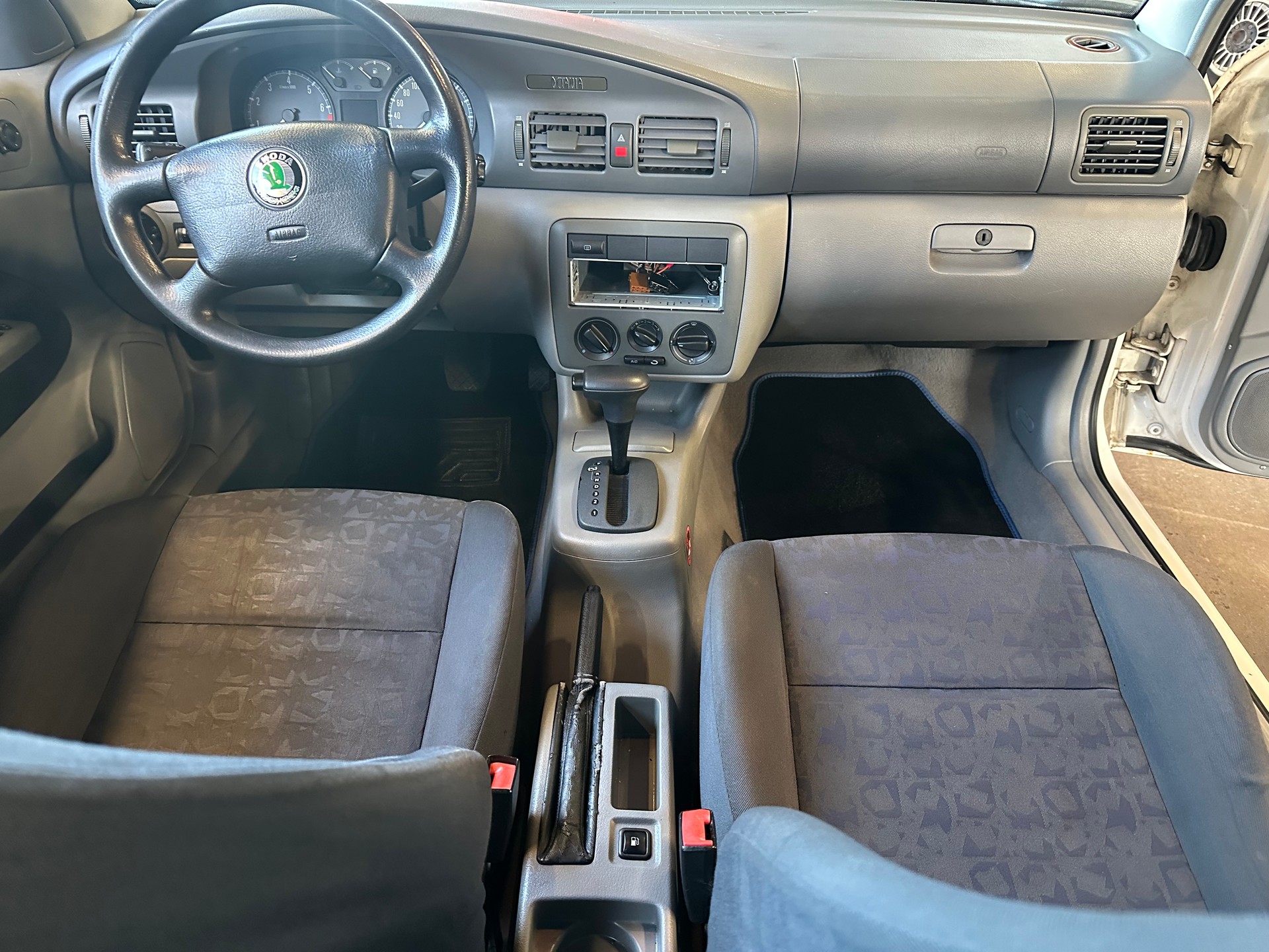 SKODA Octavia 1.6 GLX-image-10