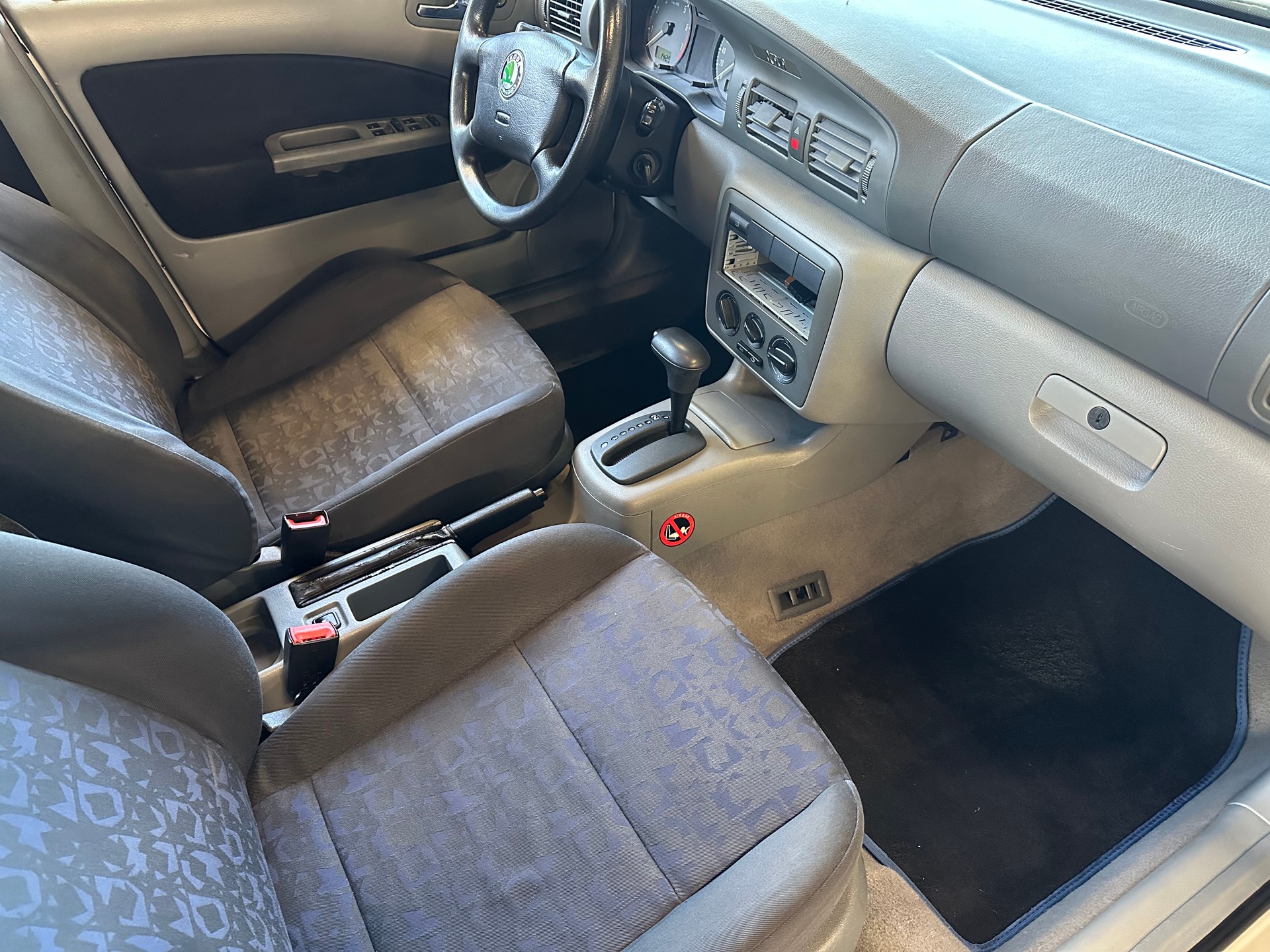 SKODA Octavia 1.6 GLX-image-9