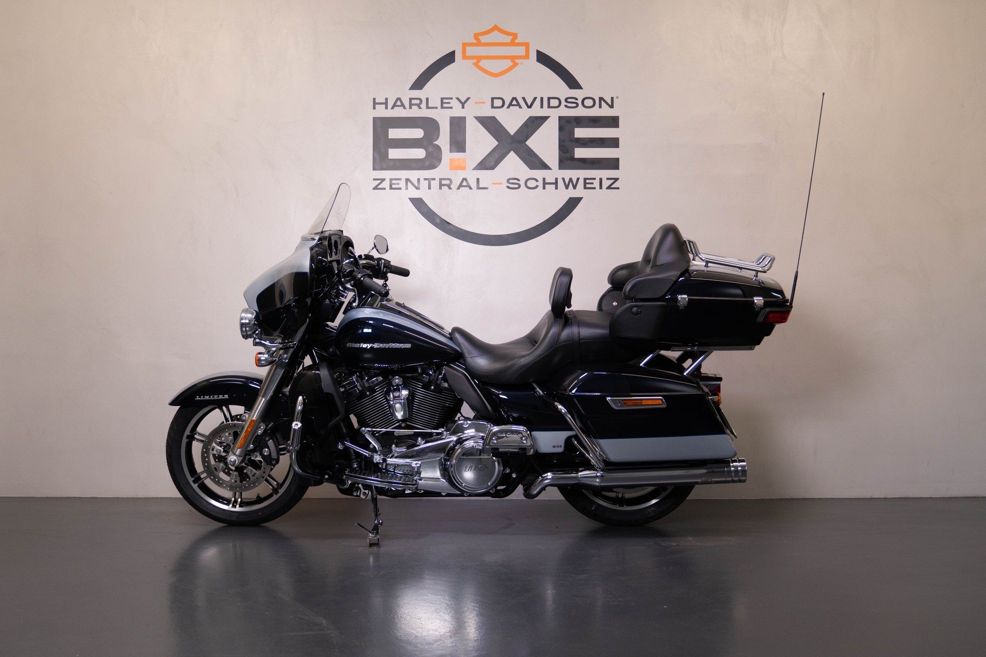 HARLEY-DAVIDSON FLHTK Electra Glide Ultra Limited 114-showroom-element-1