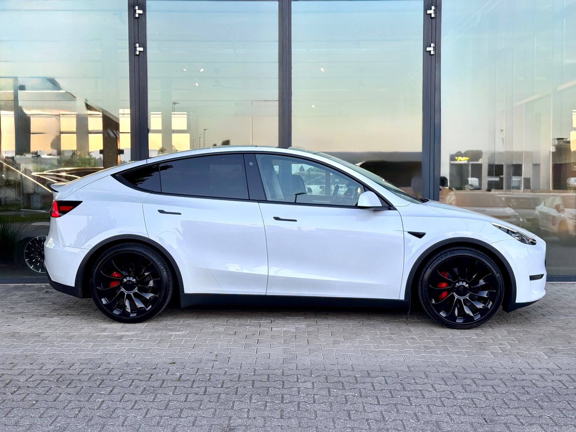 TESLA Model Y Performance / Anhängerkupplung / AMD RYZEN-image-6