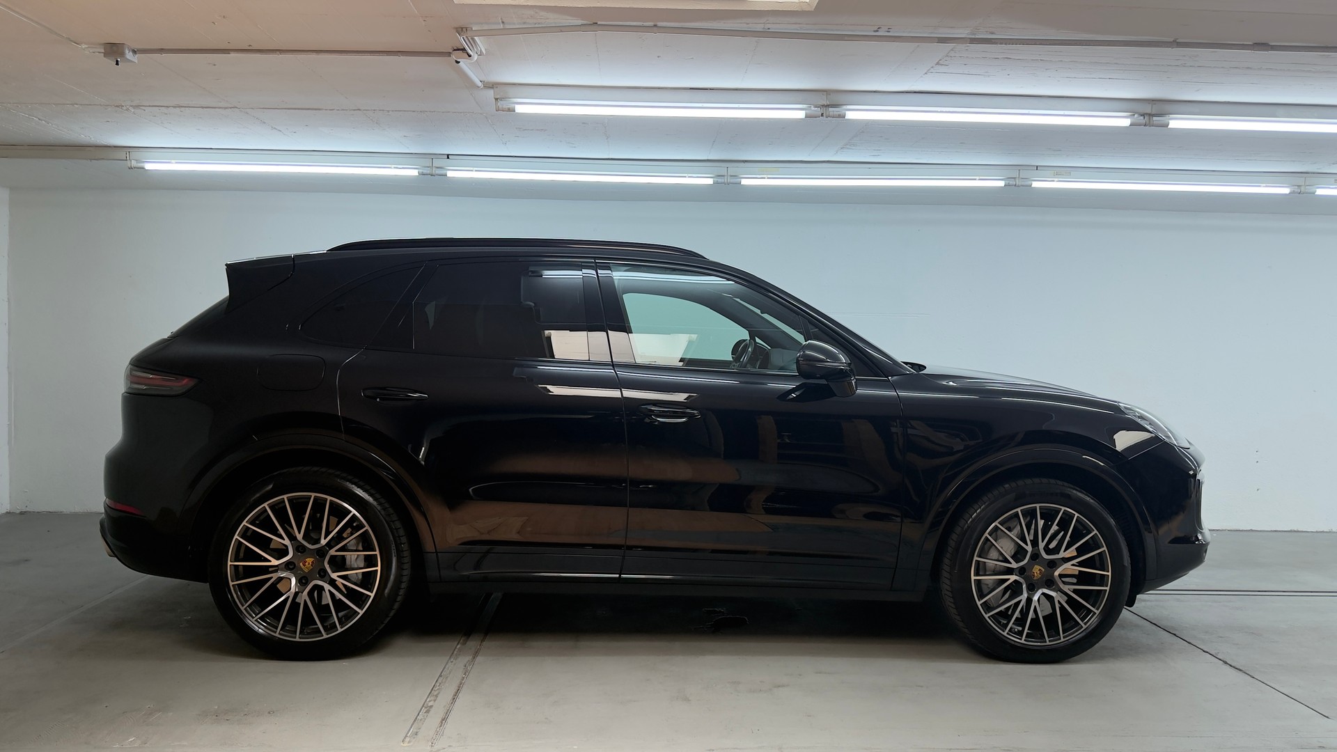 PORSCHE Cayenne Turbo-showroom-element-2