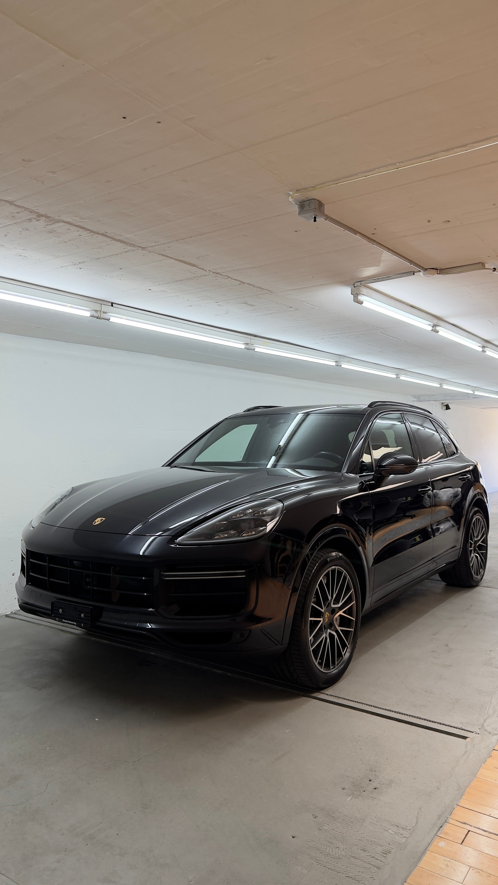 PORSCHE Cayenne Turbo-showroom-element-1