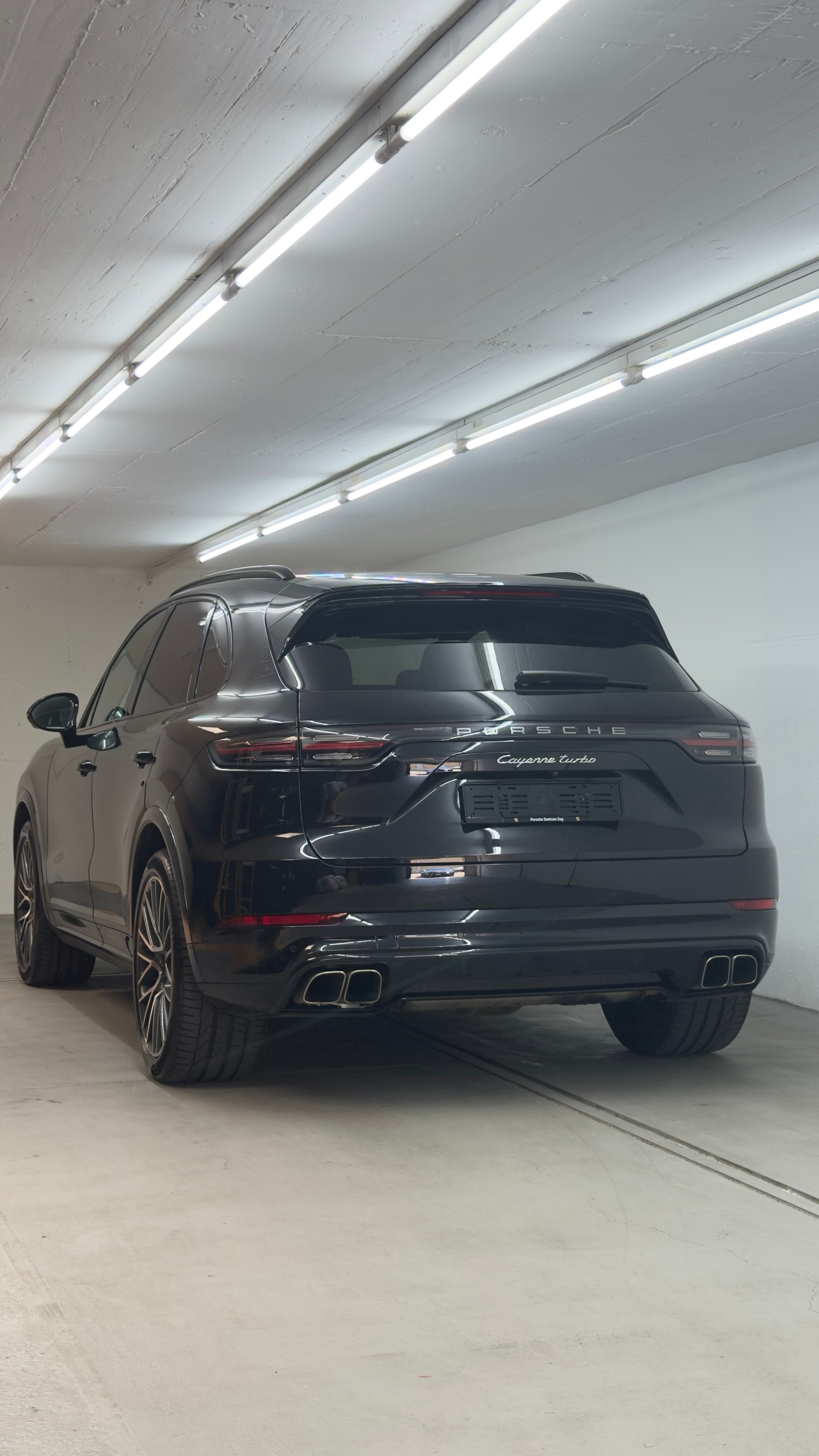 PORSCHE Cayenne Turbo-showroom-element-3