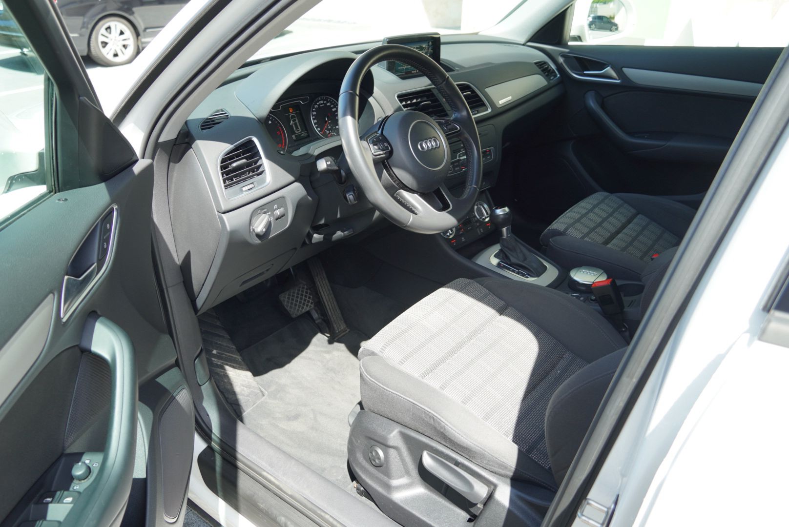 AUDI Q3 2.0 TDI quattro S-tronic-image-12
