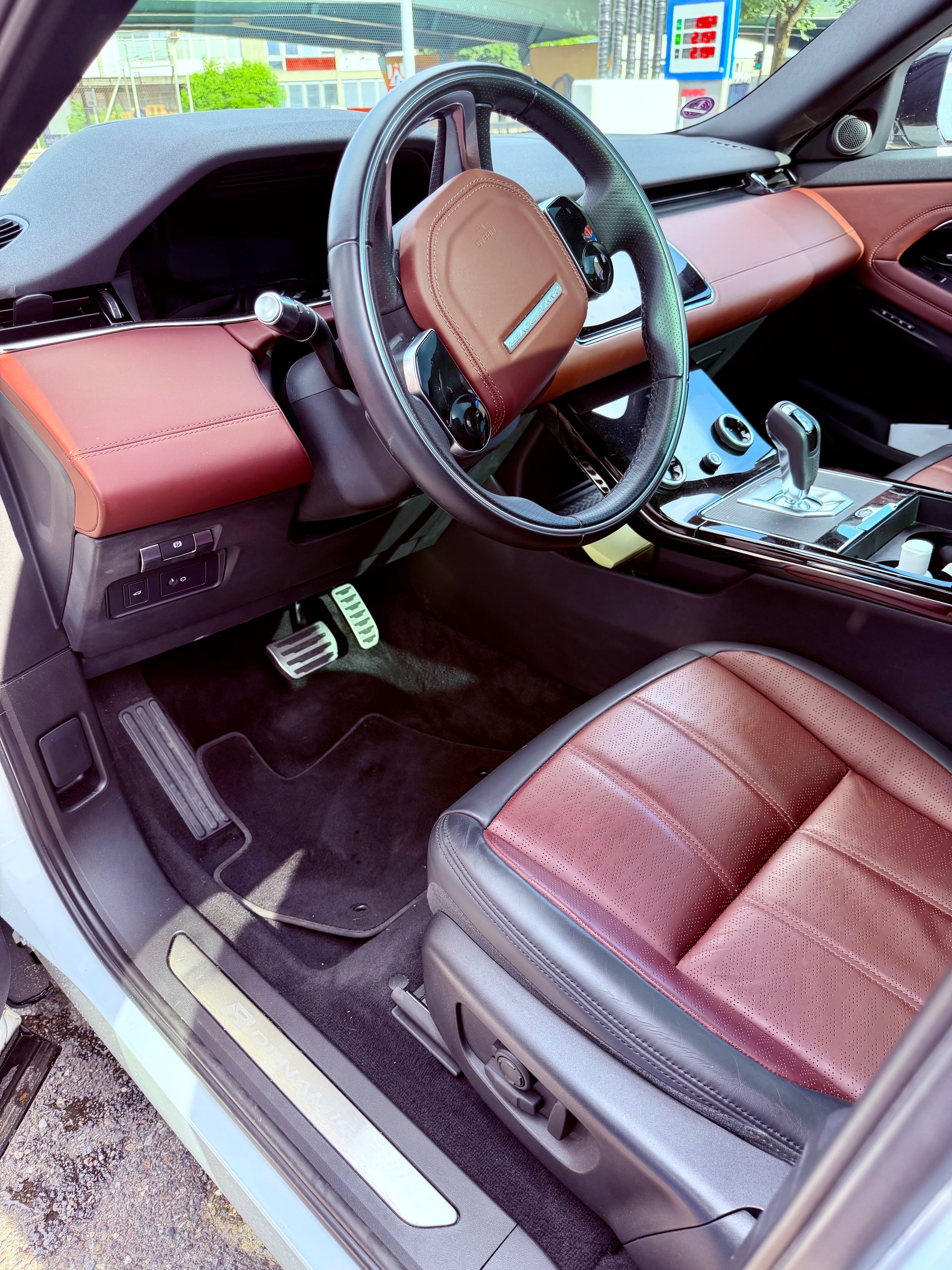 LAND ROVER 2.0 T R-Dynamic SE-image-3