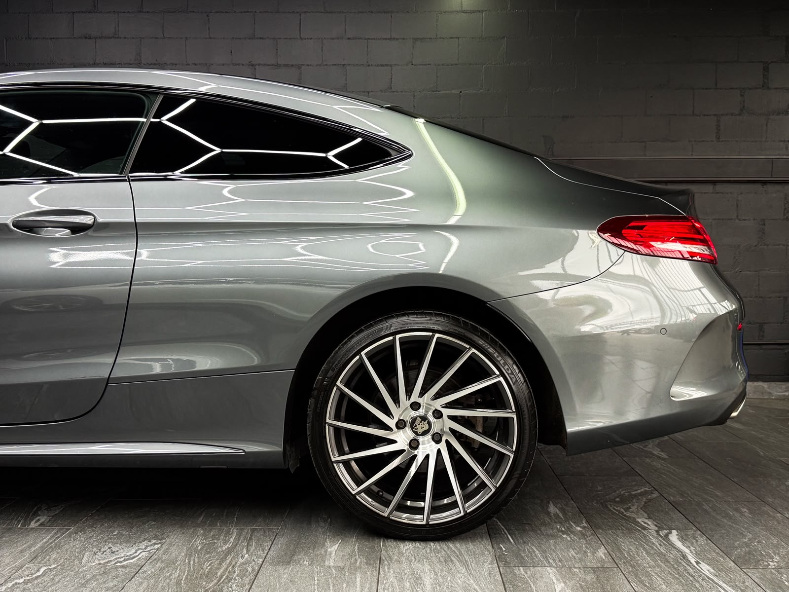MERCEDES-BENZ C 200 AMG Line Coupé 7G-Tronic-image-5