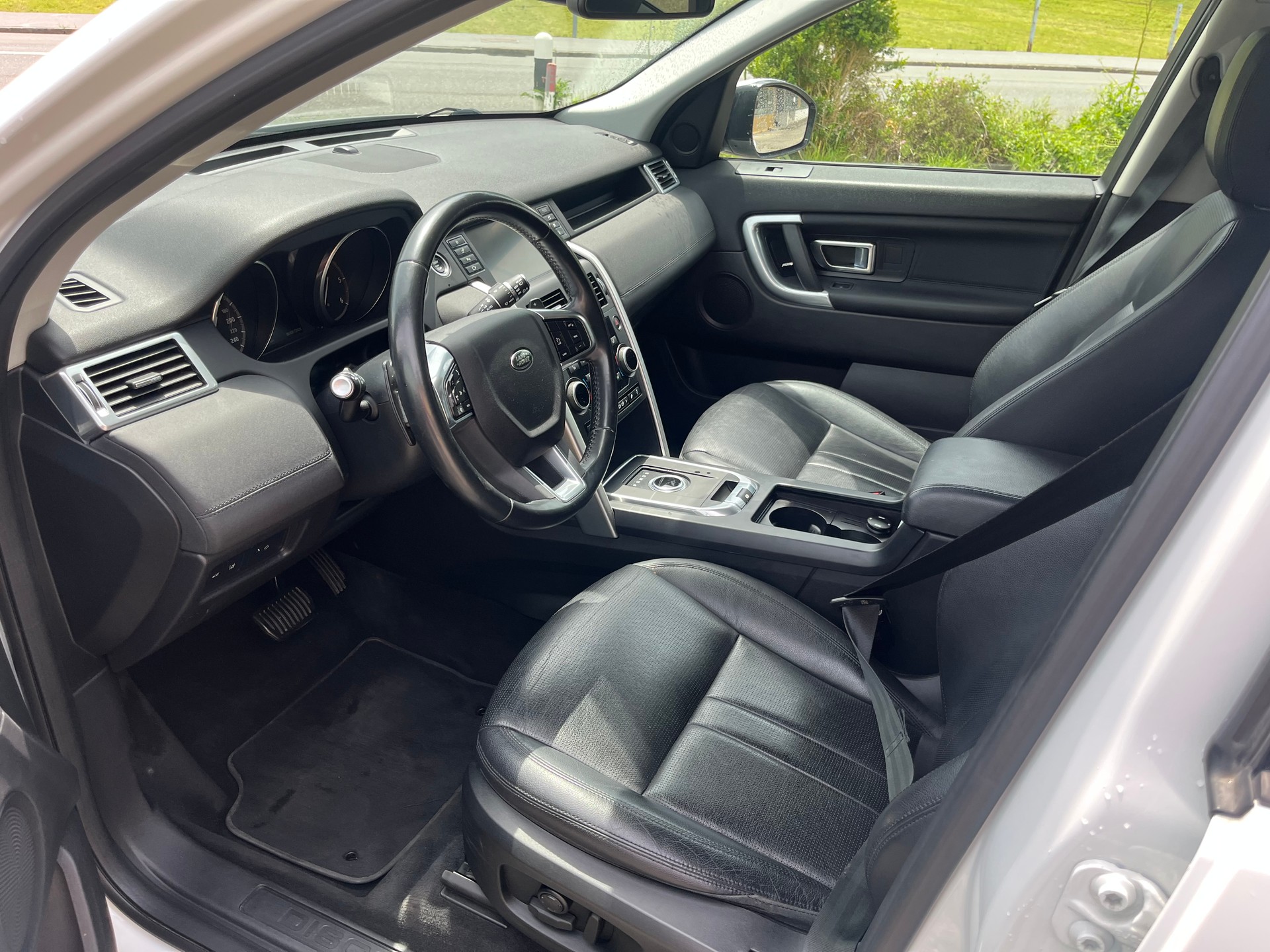 LAND ROVER Discovery Sport 2.0 TD4 Advantage AT9-image-12