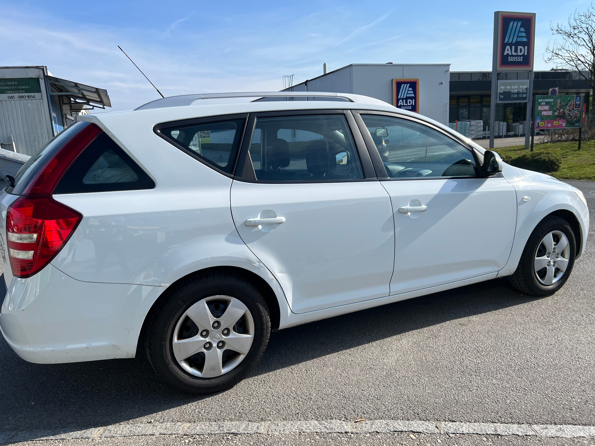 KIA Cee'd Sporty Wagon 1.4 16V Eco-image-4