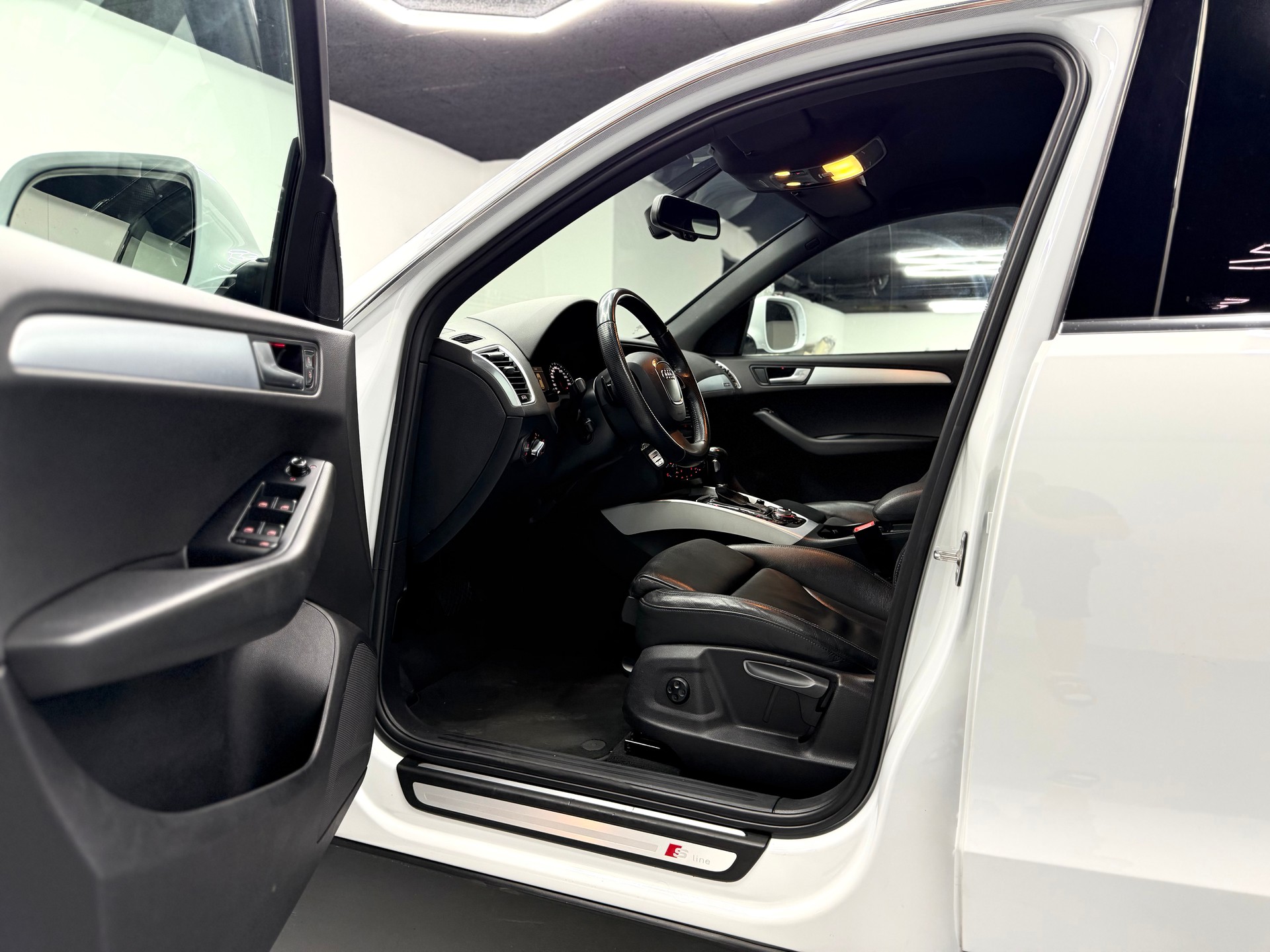 AUDI Q5 2.0 TDI quattro S-tronic / S-Line-image-7