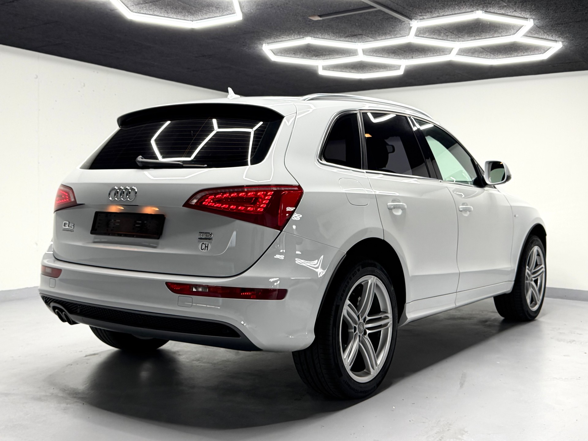 AUDI Q5 2.0 TDI quattro S-tronic / S-Line-image-3
