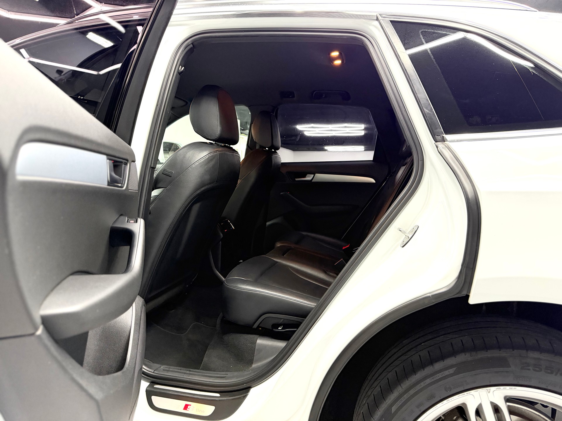 AUDI Q5 2.0 TDI quattro S-tronic / S-Line-image-12