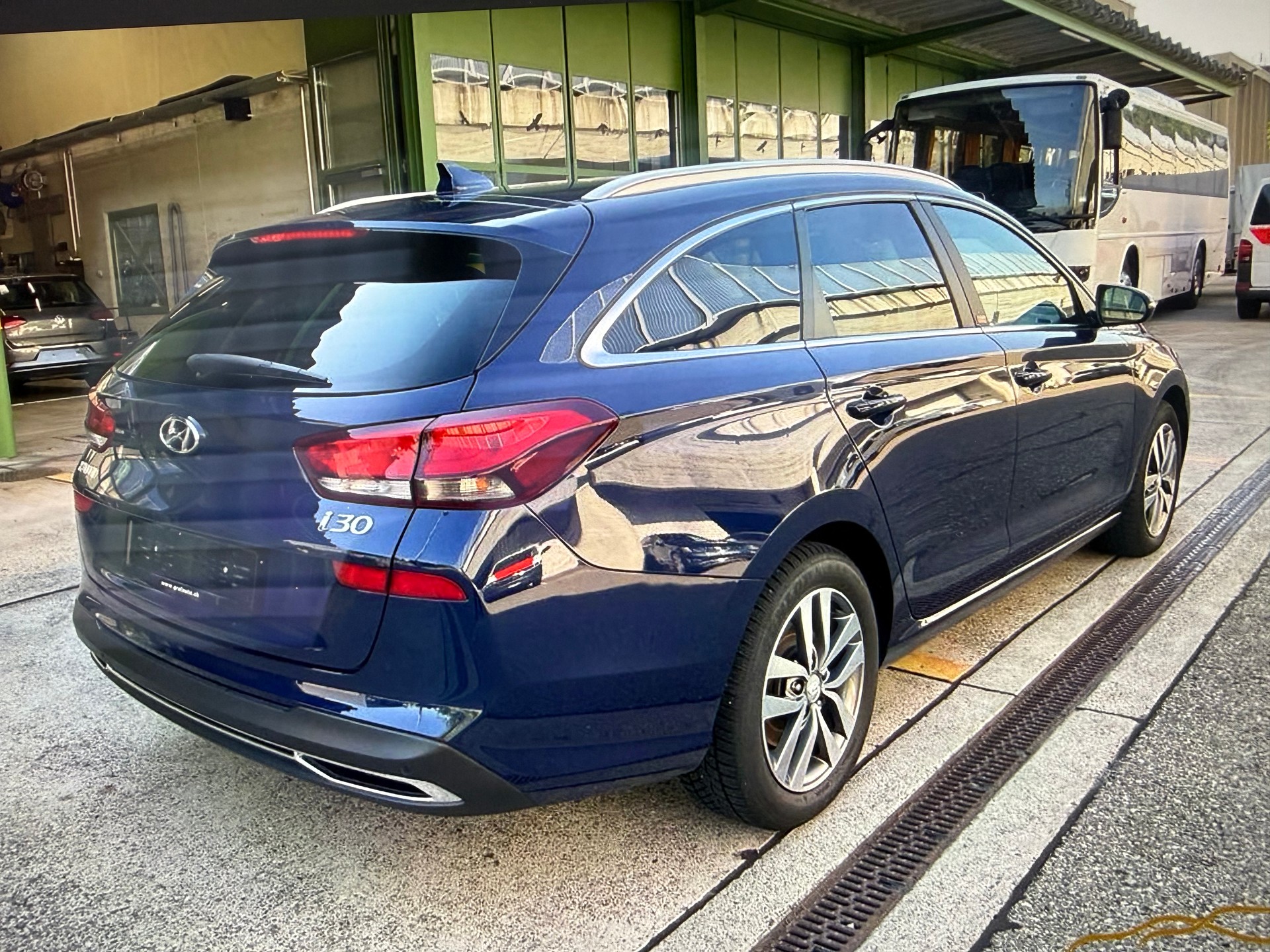 HYUNDAI i30 Wagon 1.5 T-GDi Amplia 48V MH DCT-image-1