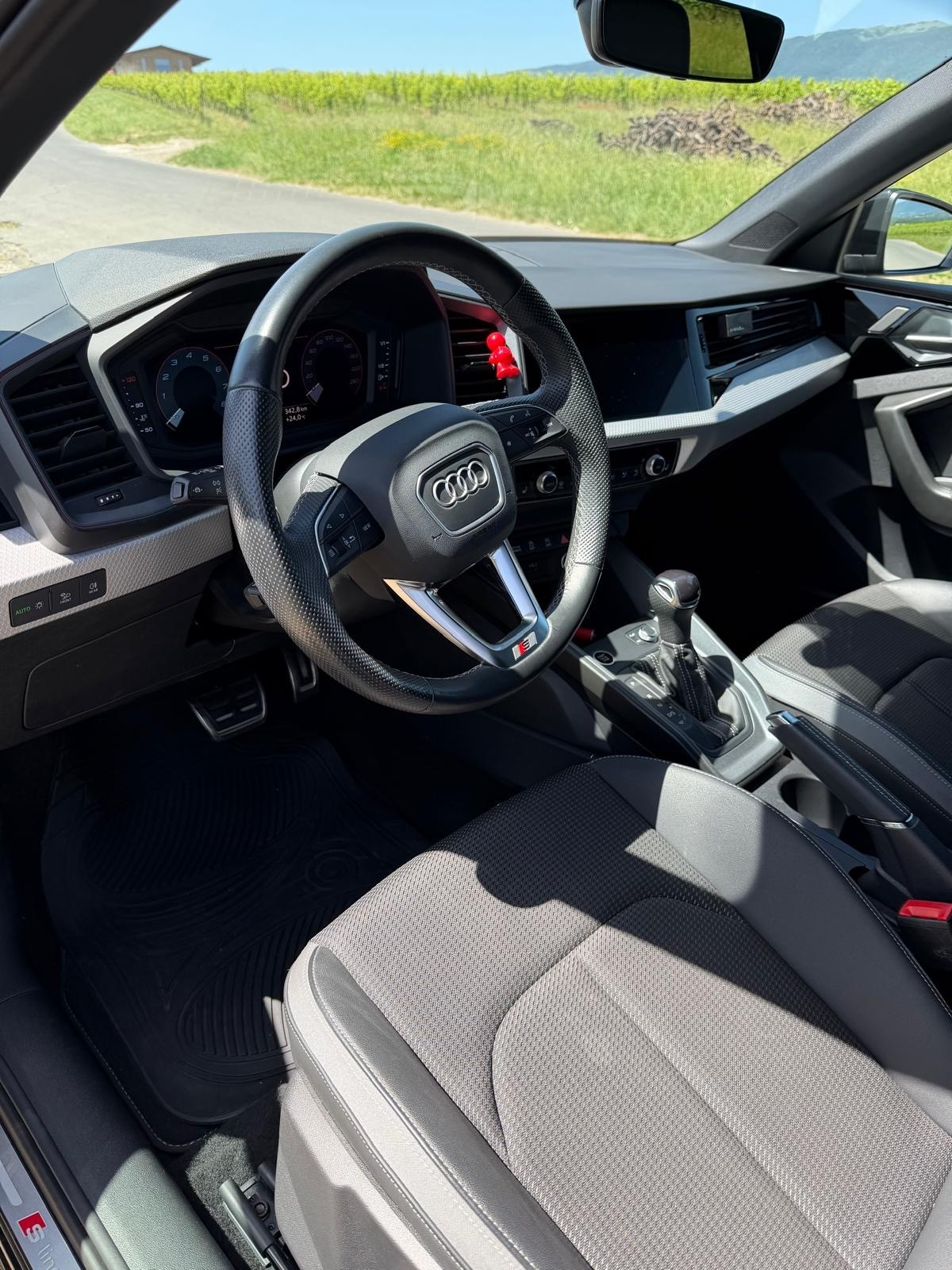 AUDI 1.0 30 TFSI S Line Attraction S-Tronic-image-4
