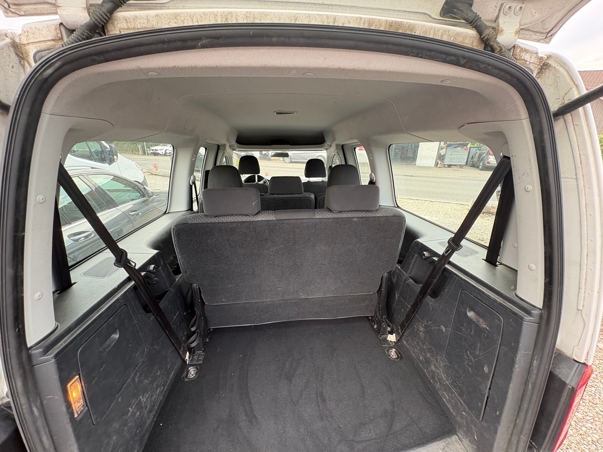 VW Caddy Maxi 2.0 TDI Beach 4Motion-image-4