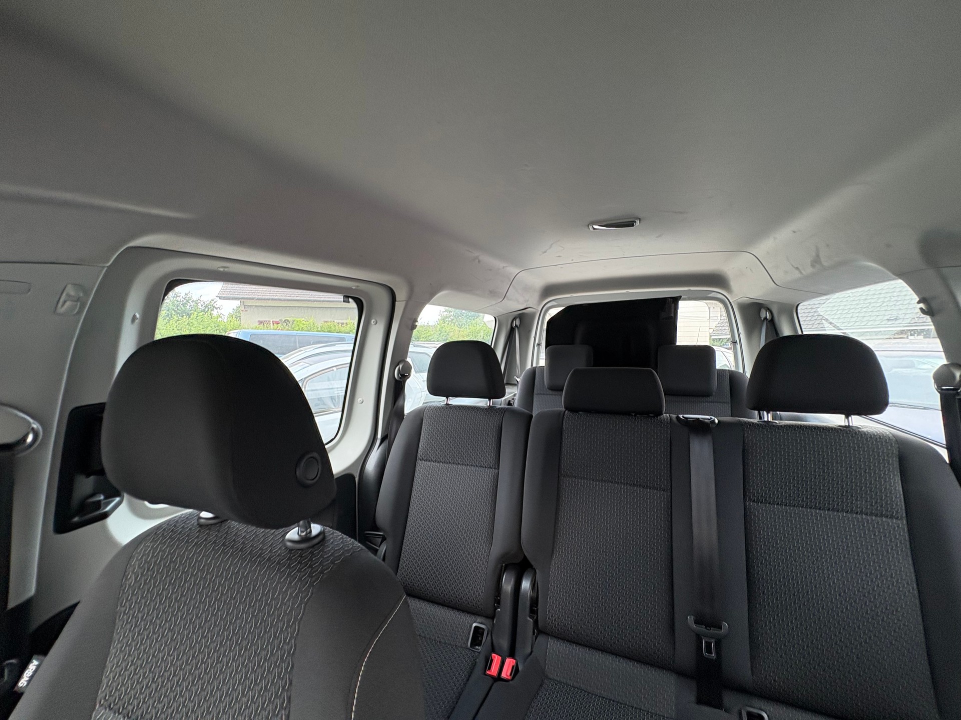 VW Caddy Maxi 2.0 TDI Beach 4Motion-image-10