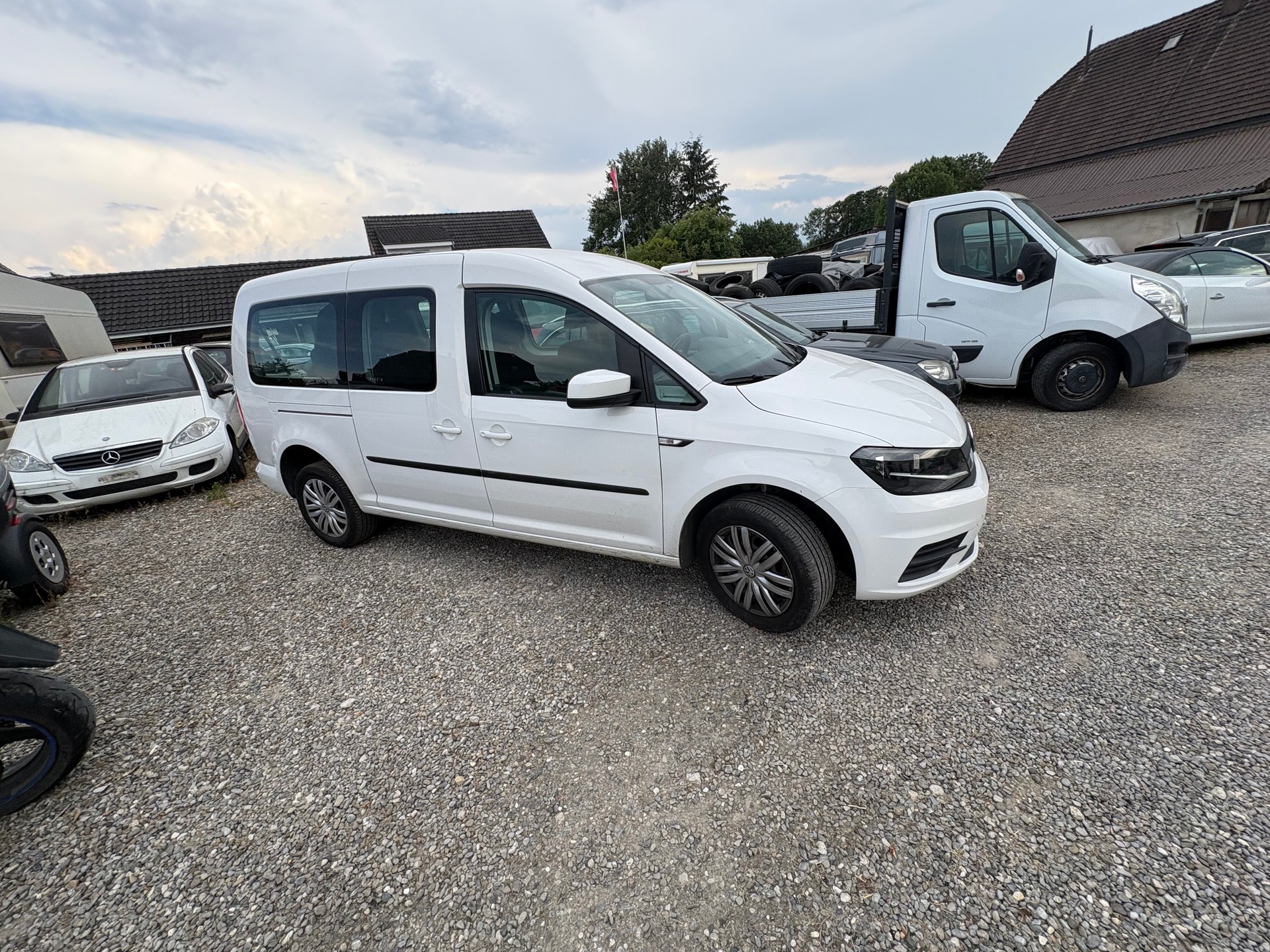 VW Caddy Maxi 2.0 TDI Beach 4Motion-image-6