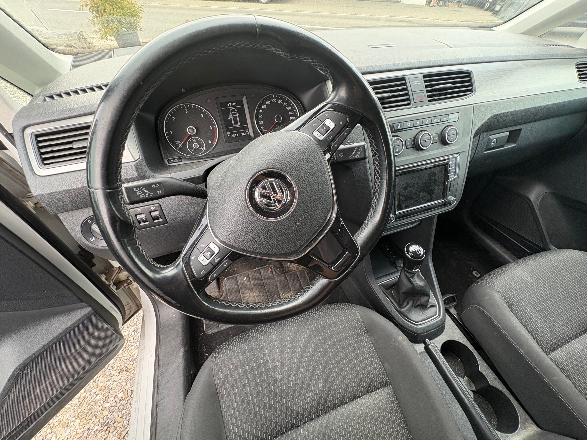 VW Caddy Maxi 2.0 TDI Beach 4Motion-image-9