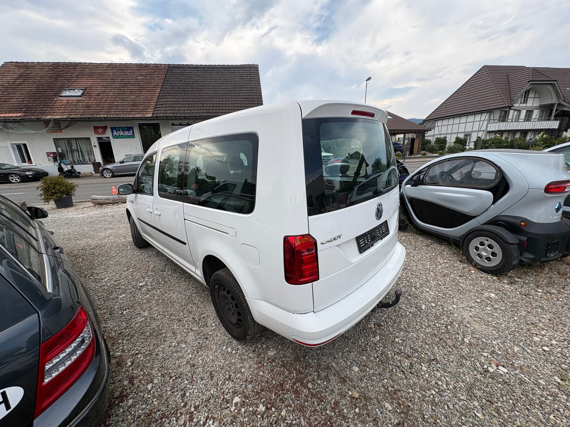 VW Caddy Maxi 2.0 TDI Beach 4Motion-image-1