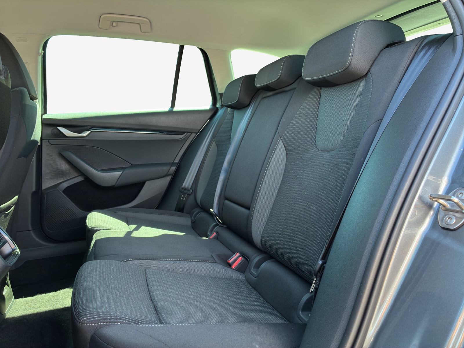 SKODA Octavia Combi 2.0 TDI DSG Selection-image-11