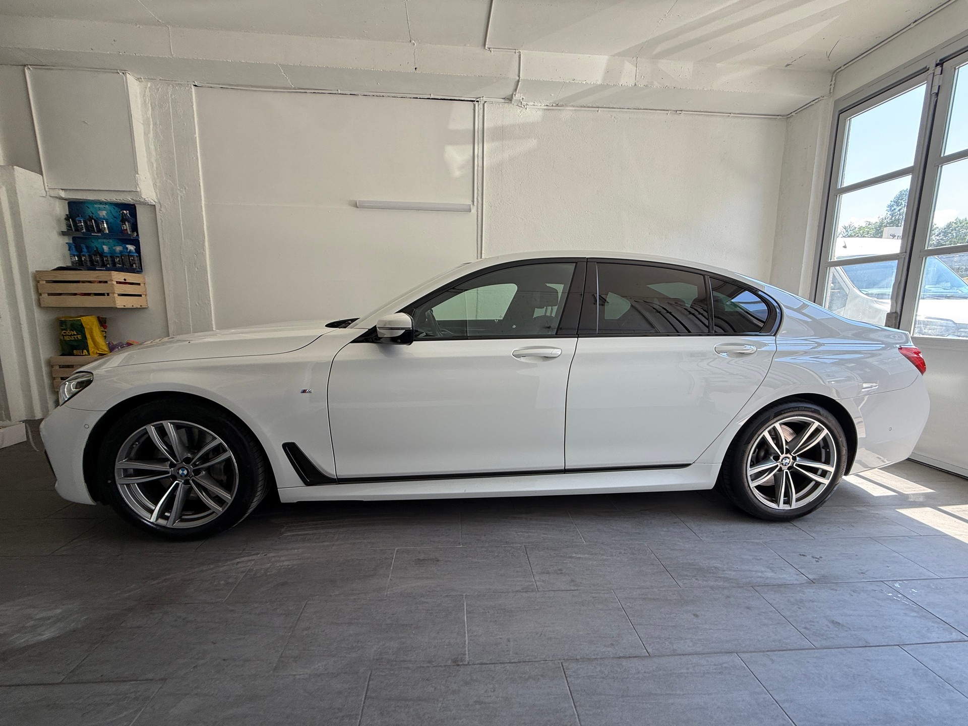 BMW 750i xDrive Steptronic M - Paket Ab 520.- pro Monat-image-1