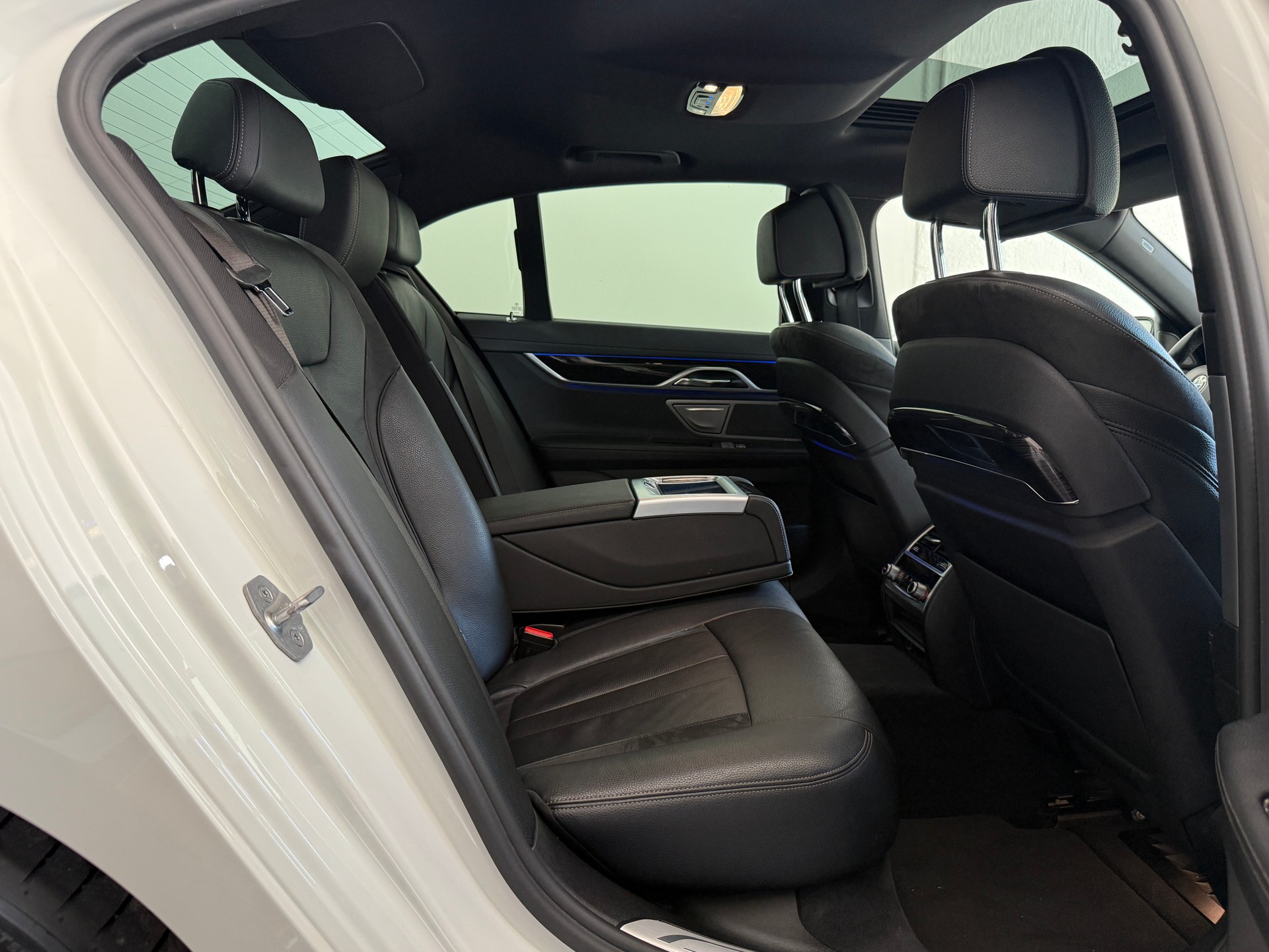 BMW 750i xDrive Steptronic M - Paket Ab 520.- pro Monat-image-16